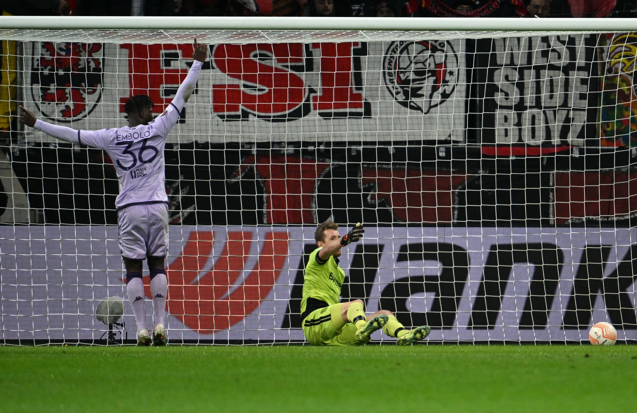 Später Schock nach Hradeckys Eigentor: Bayer vor Aus