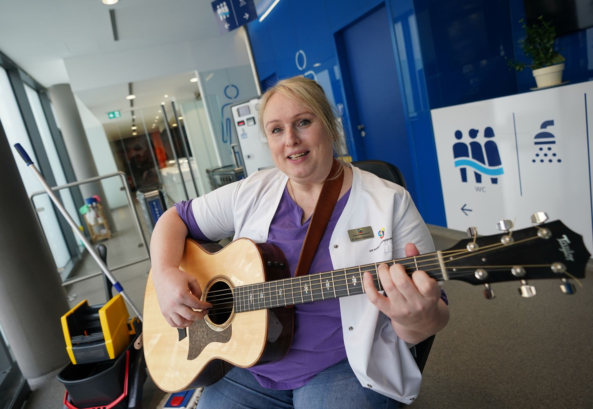 Gute Laune beim Pipi machen – Toilettenfrau spielt Gitarre