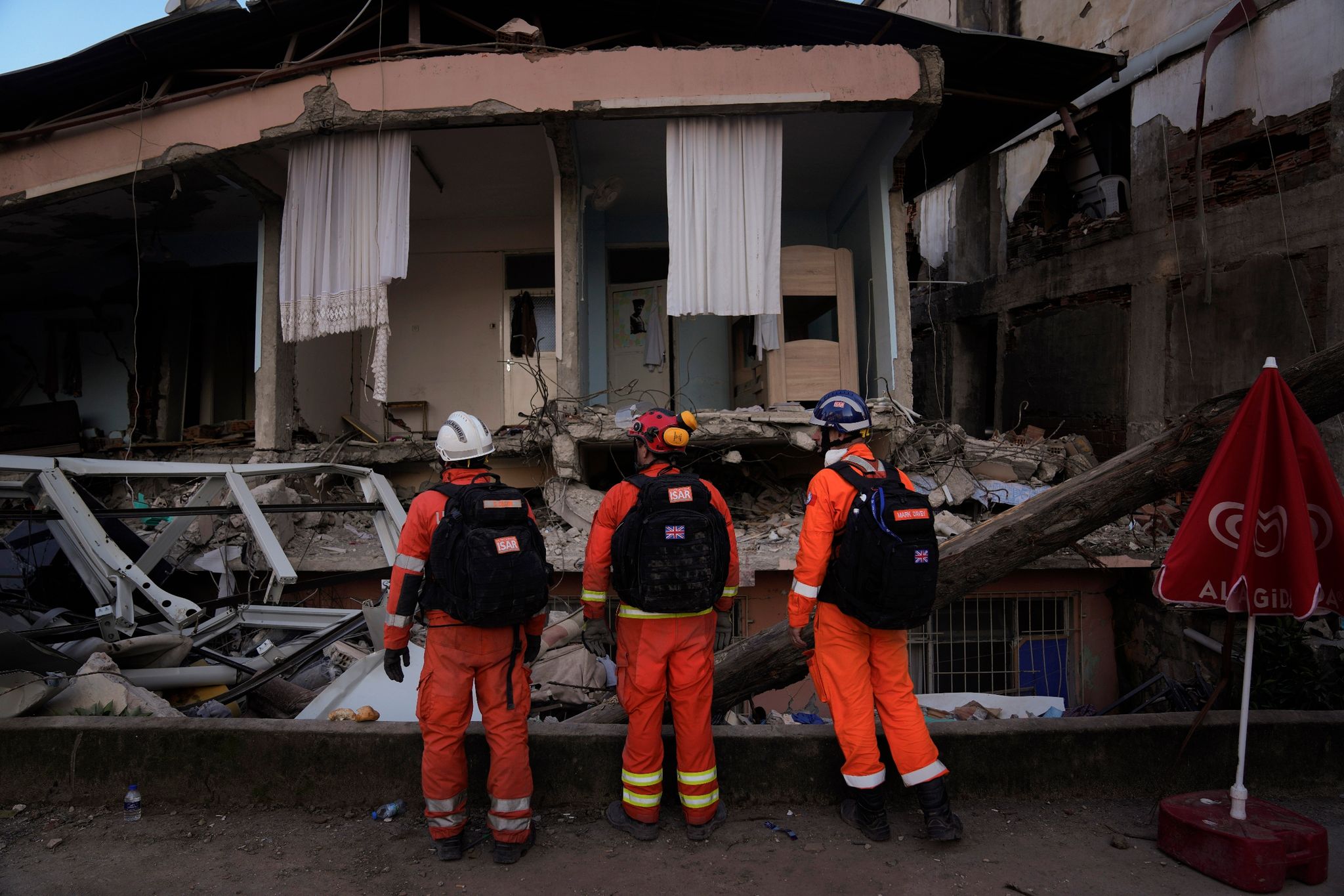 Erdbebengebiet: Militärschutz für Hilfsteams