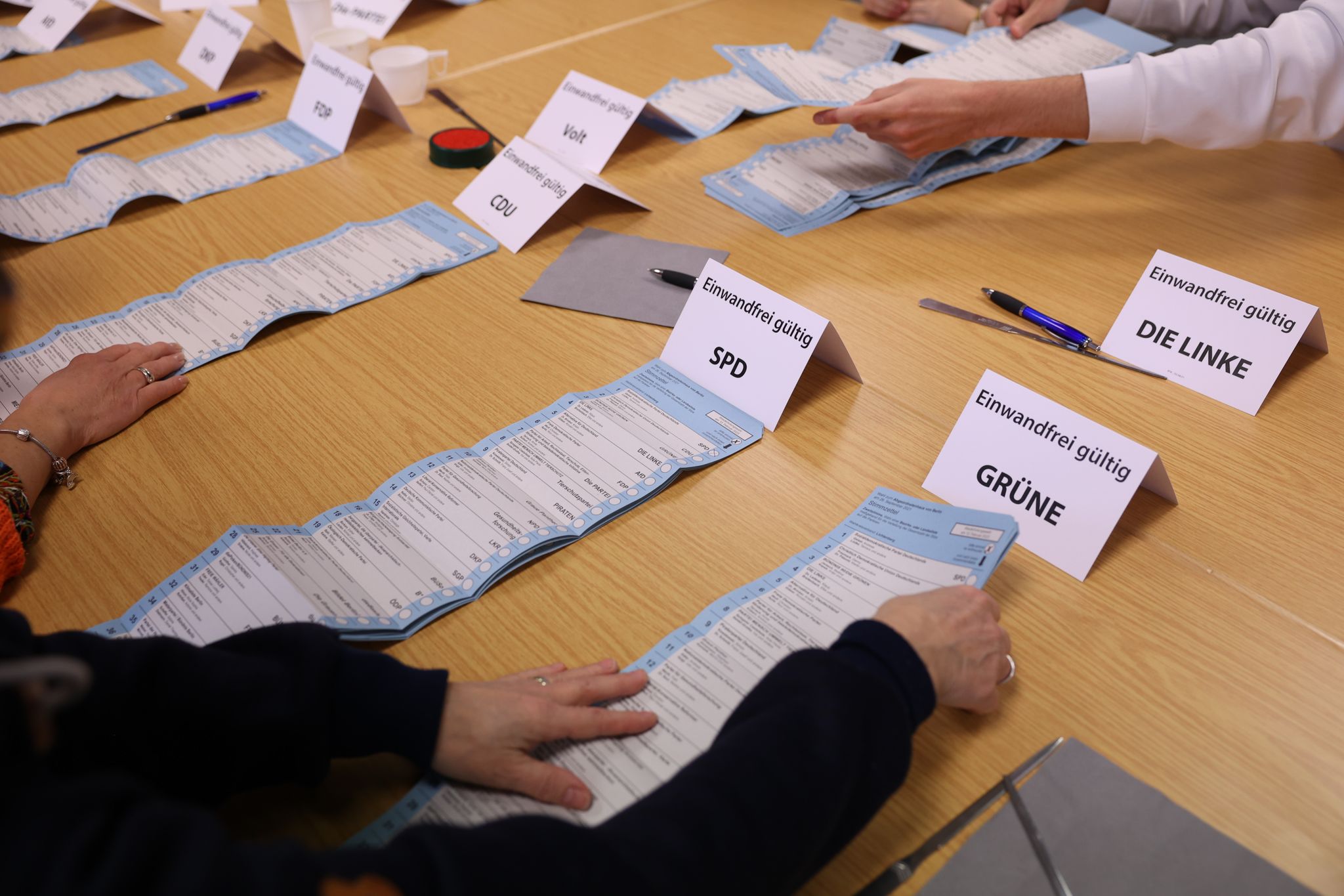 Berlin: Vergessene Briefwahl-Stimmen öffentlich ausgezählt