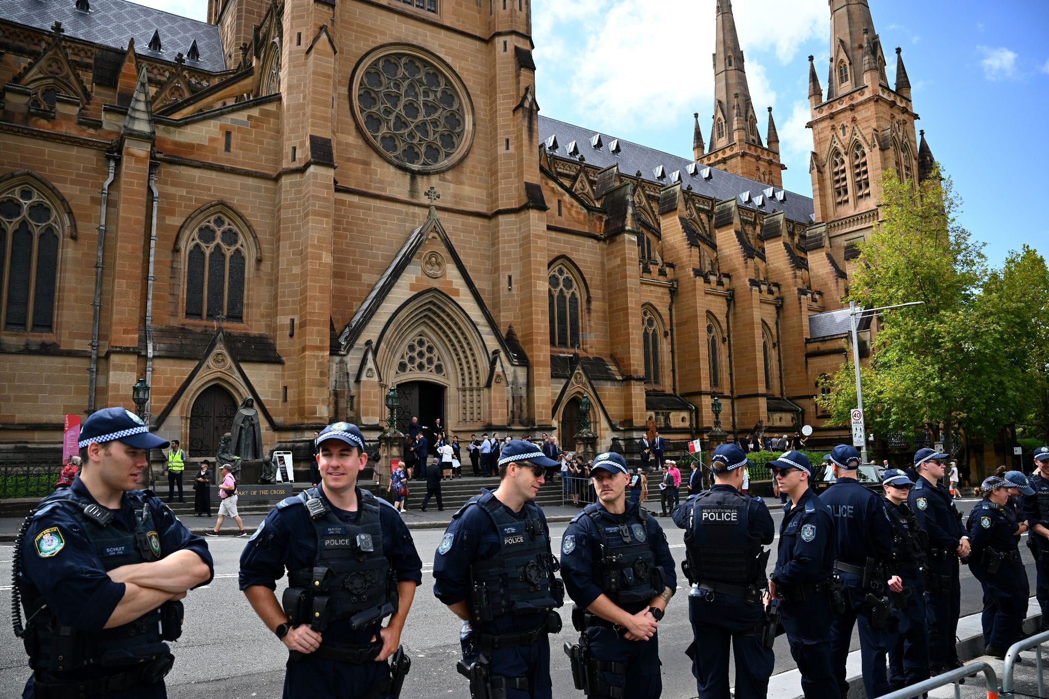 Lob und Protest: Totenmesse für Kardinal Pell in Sydney
