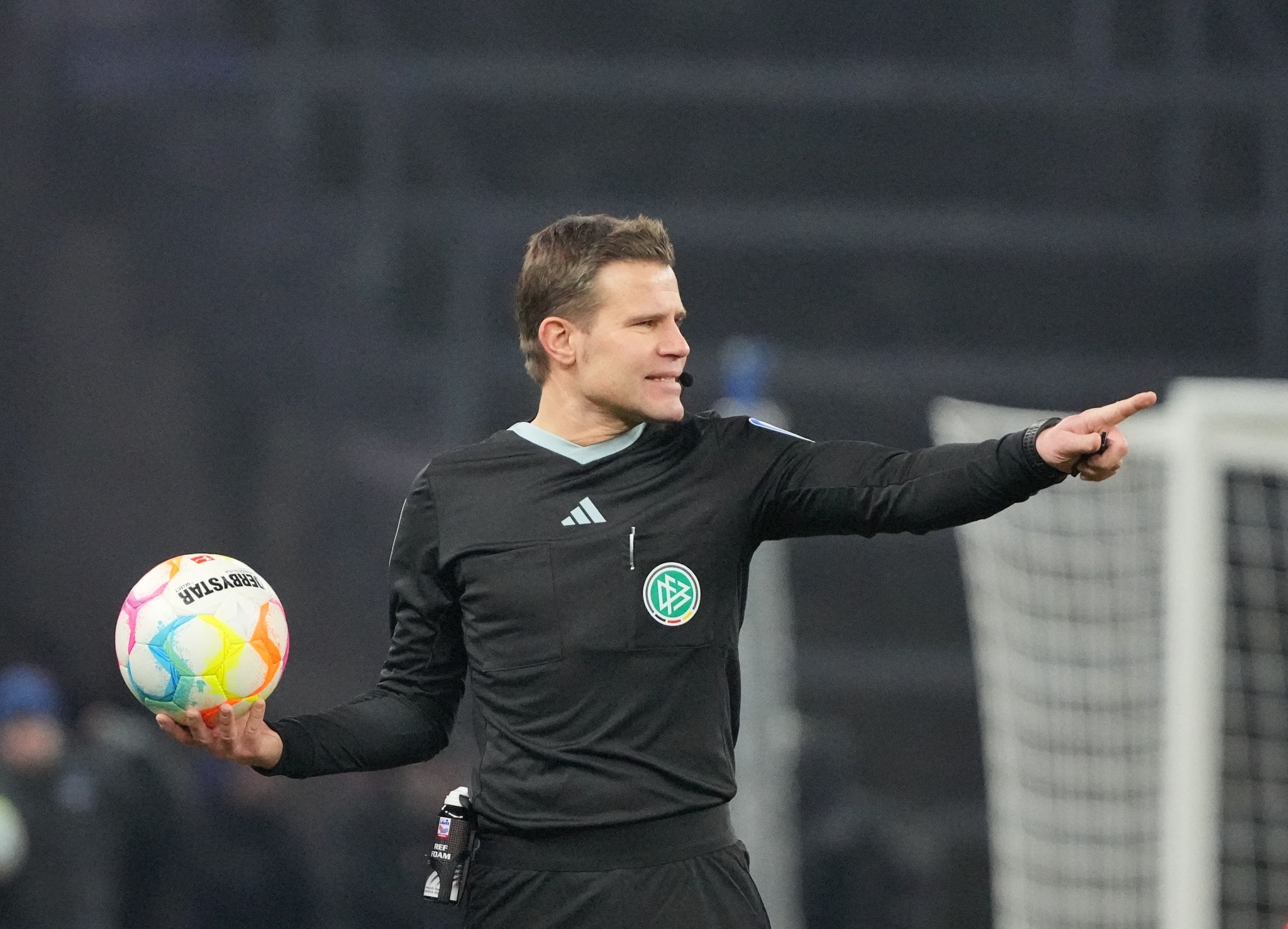 Schiedsrichter Brych missfällt «Bienenschwarm» auf dem Platz