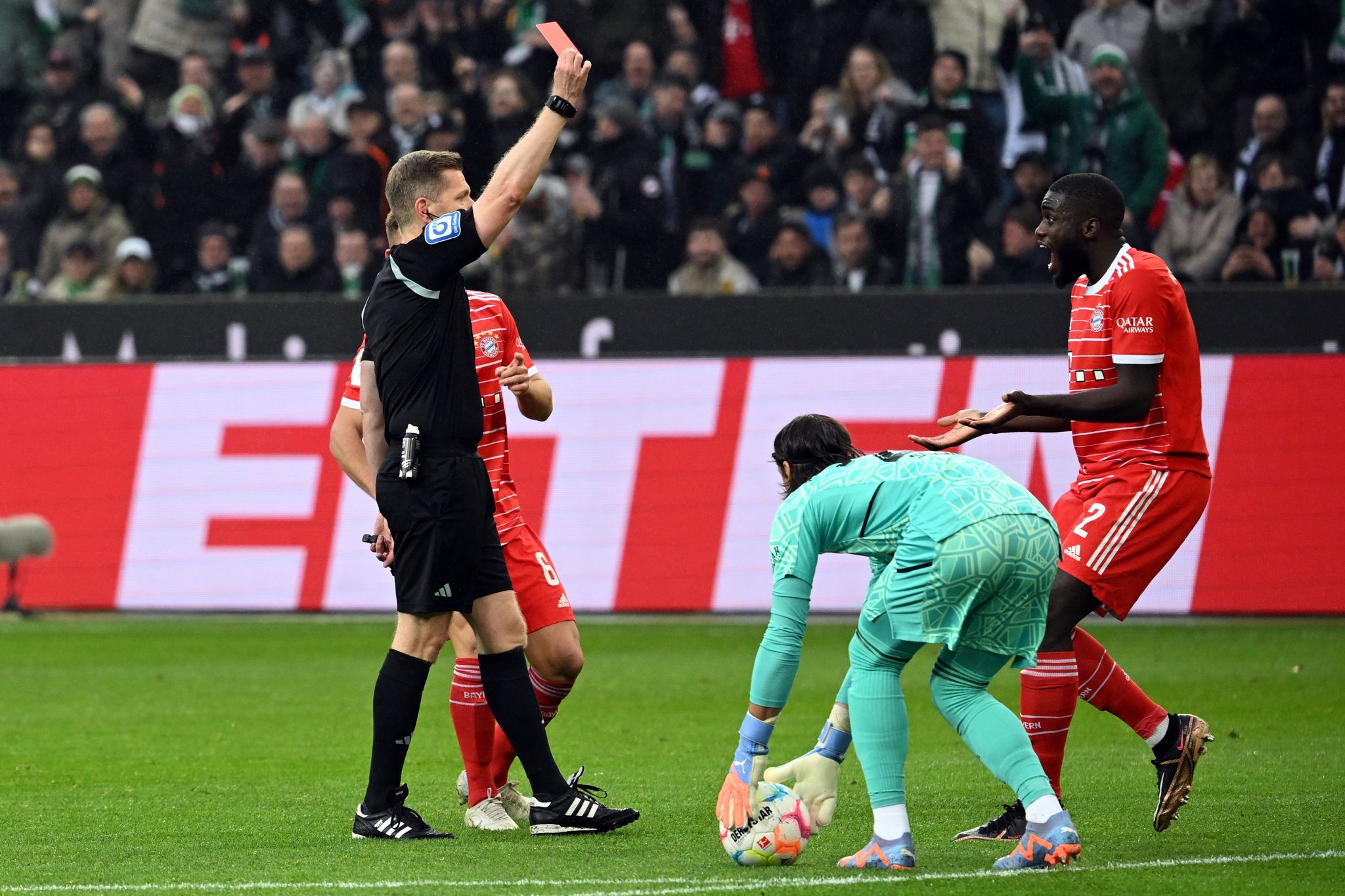 Rot für Upamecano: Bayern verlieren Klassiker in Gladbach