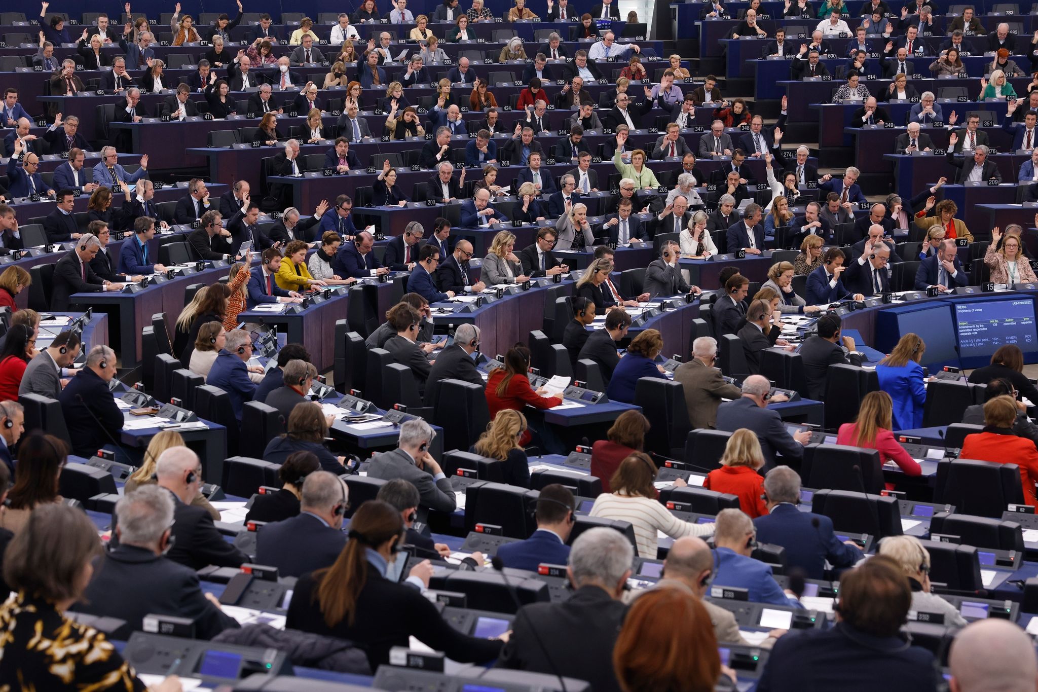 EU-Parlament: Justiz erlässt weitere Haftbefehle