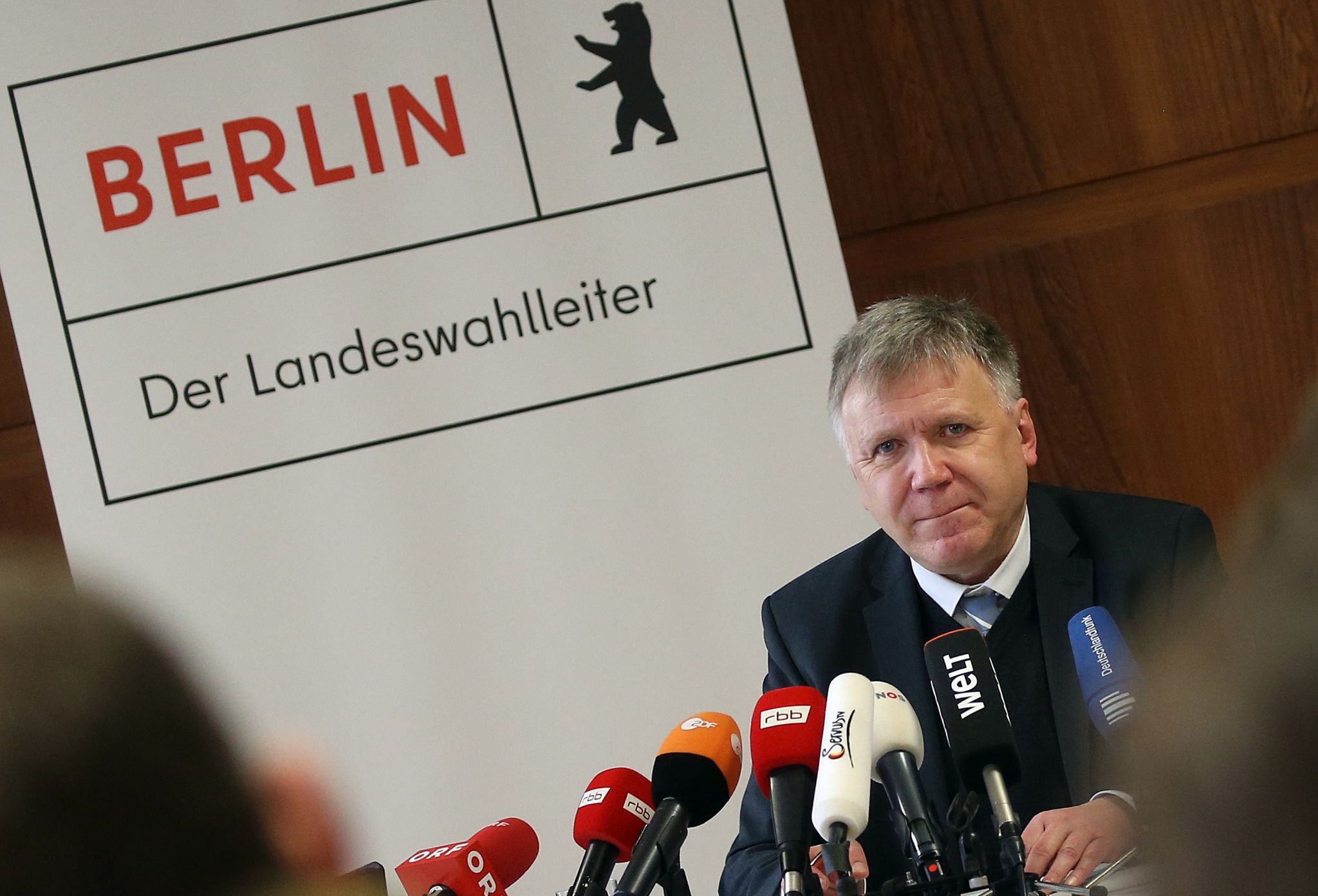 Wahlkampf-Endspurt in Berlin: Händeschütteln bei Nieselregen