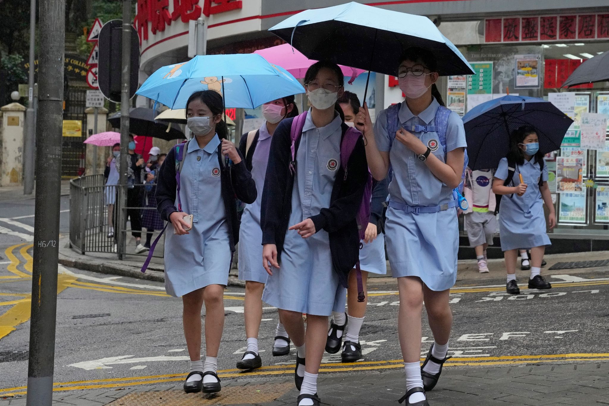 Hongkong hebt nach drei Jahren strenge Maskenpflicht auf