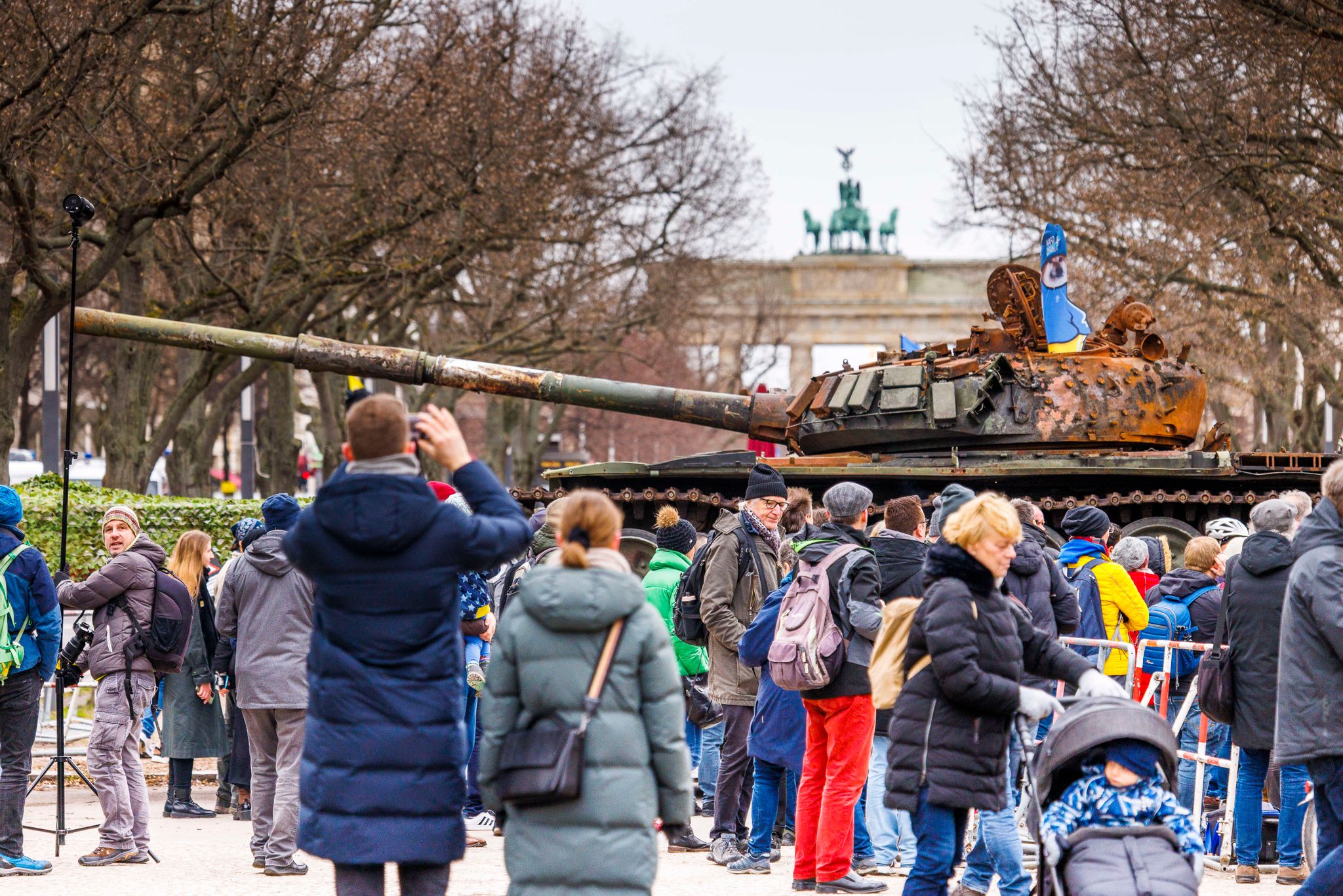 Panzerwrack aus Ukraine steht jetzt vor russischer Botschaft