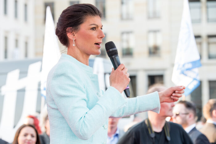 Sahra Wagenknecht spricht in Berlin vor dem Brandenburger Tor