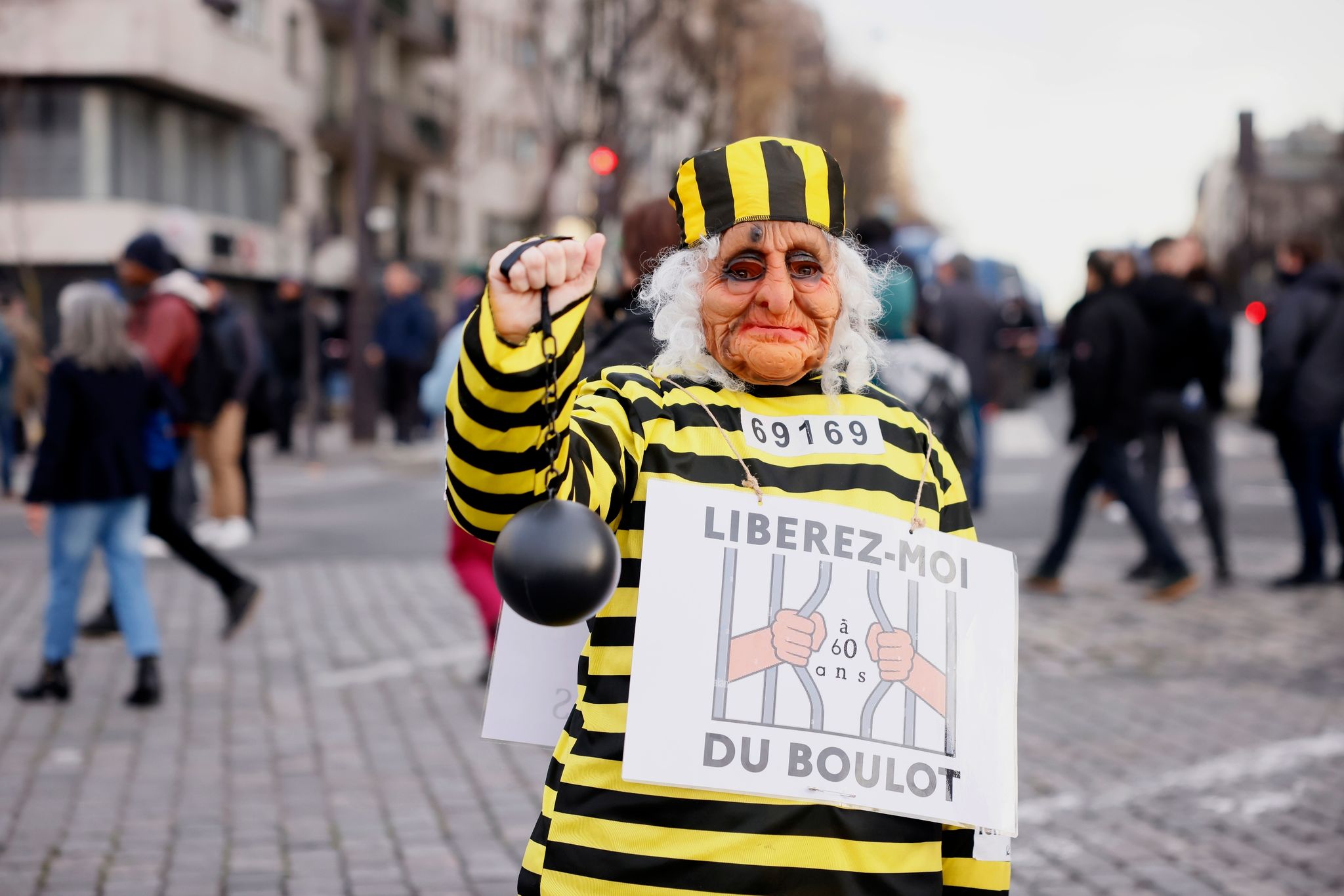 Frankreichs Regierung drückt Rentenreform durchs Parlament