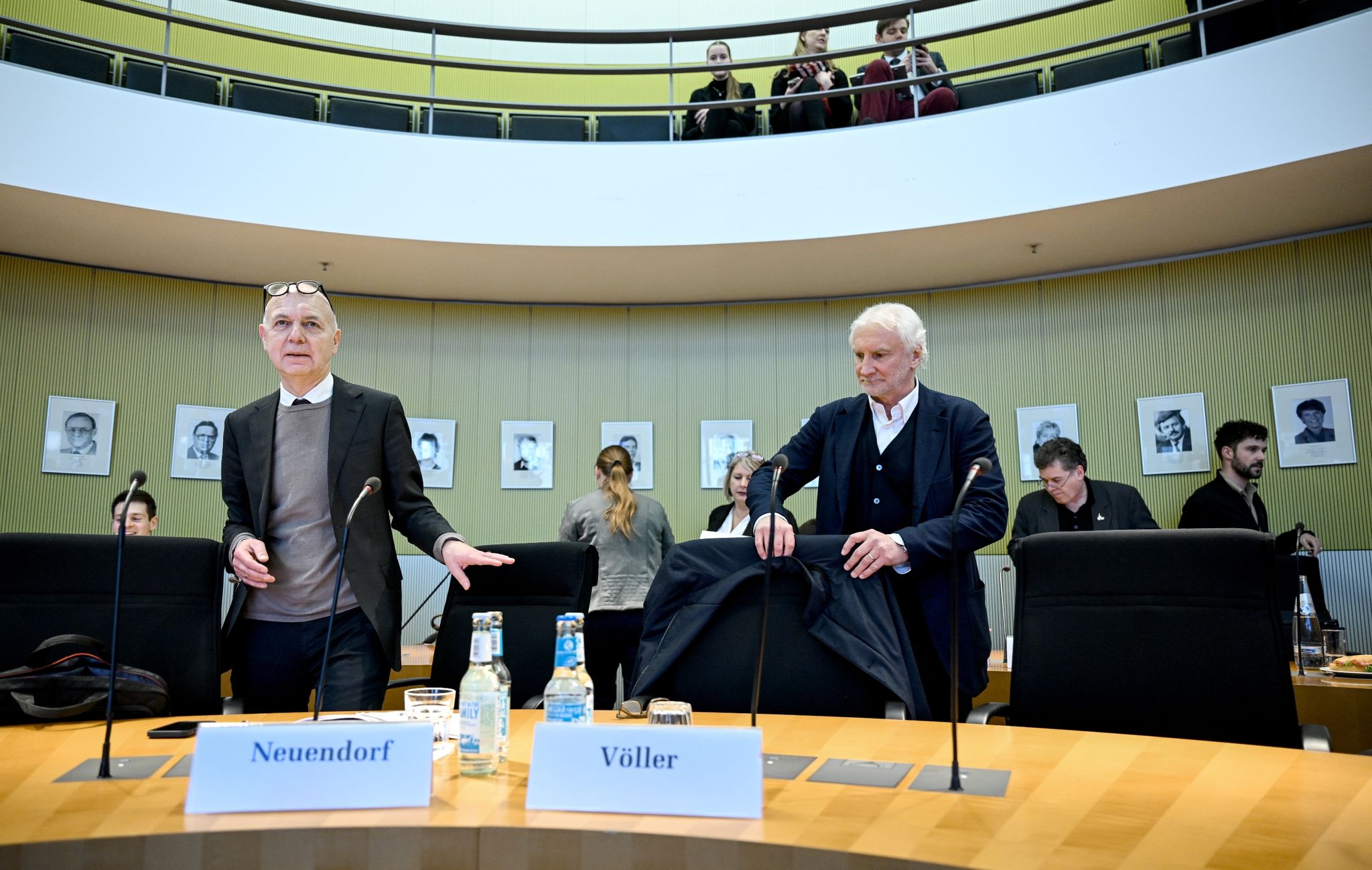 Talk im Sportausschuss: Politiker fragen, Völler antwortet