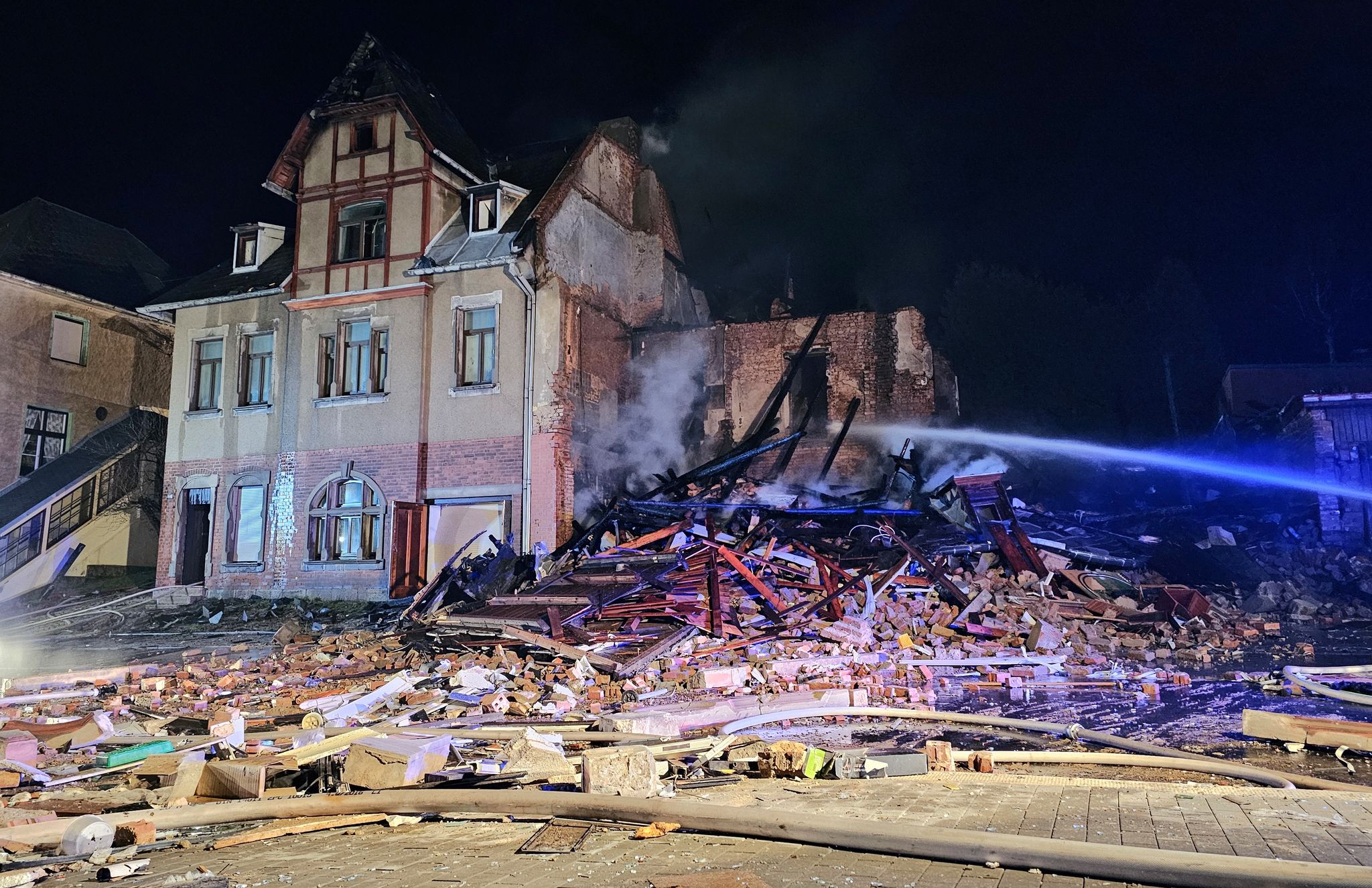 Mehrfamilienhaus in Ellefeld explodiert – Mann vermisst