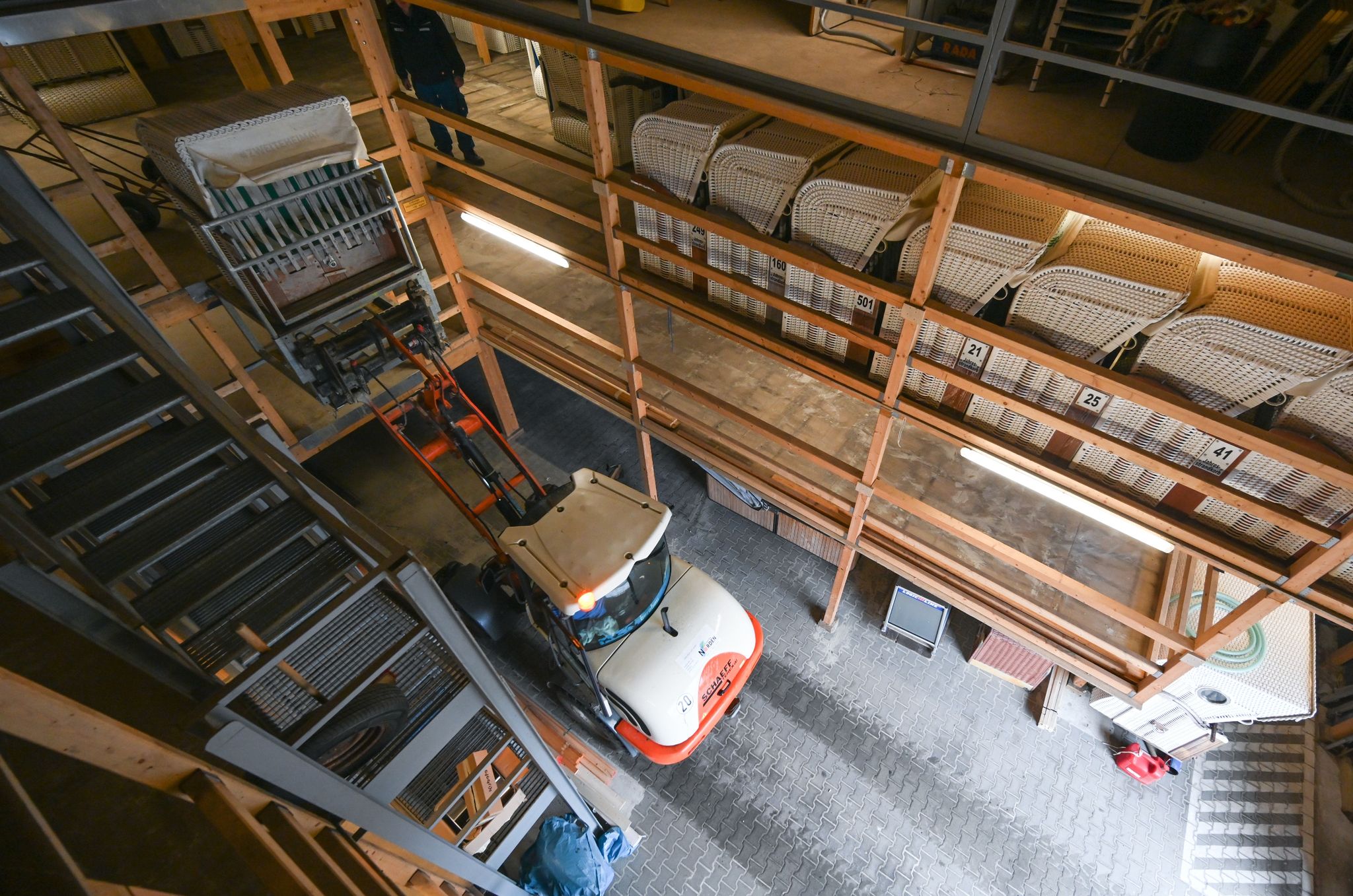 Küste vor dem Saisonstart – Strandkörbe werden rausgeputzt