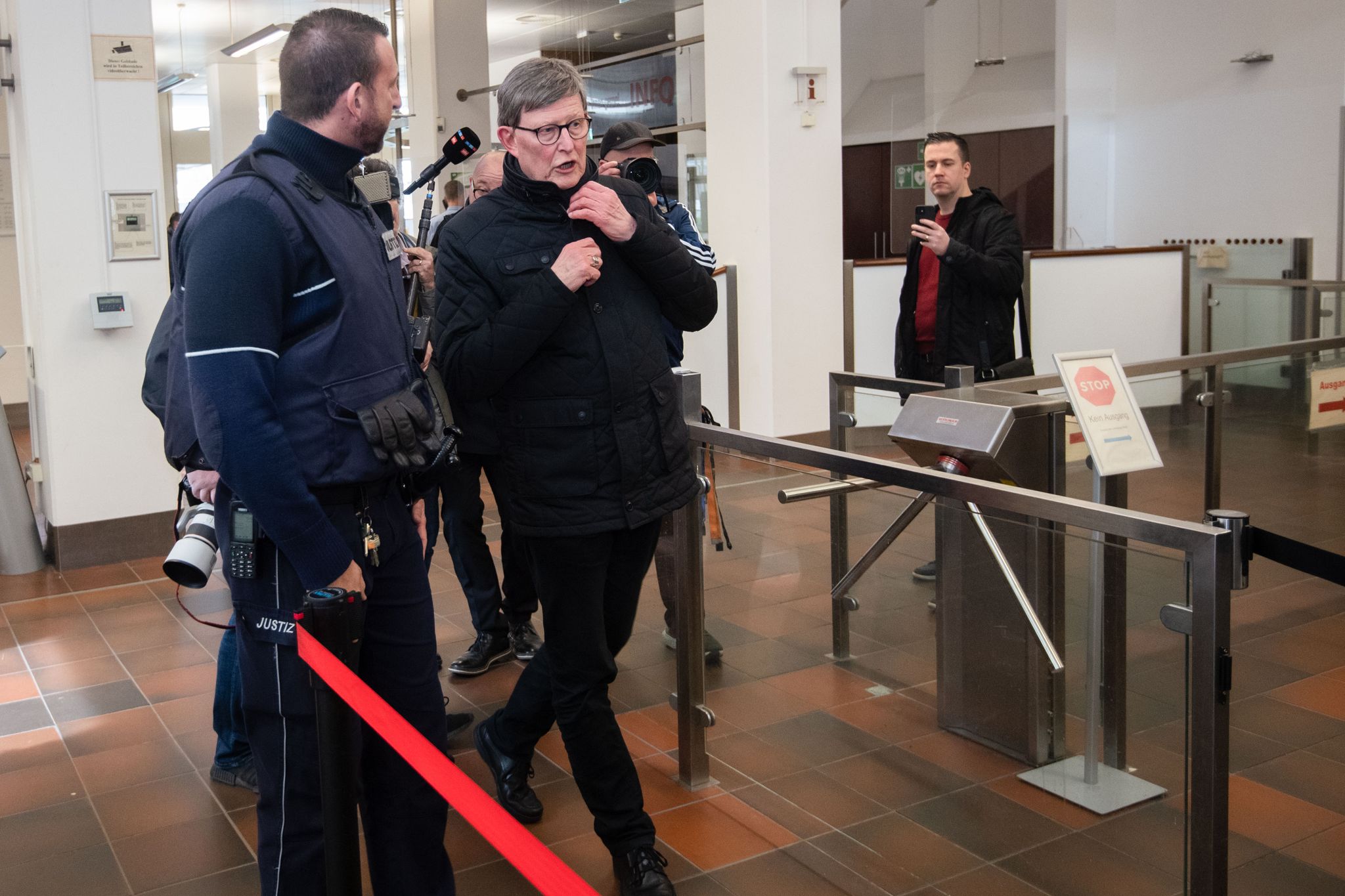 «Kardinal Woelki bitte auf Saal 142!»: Aussage vor Gericht