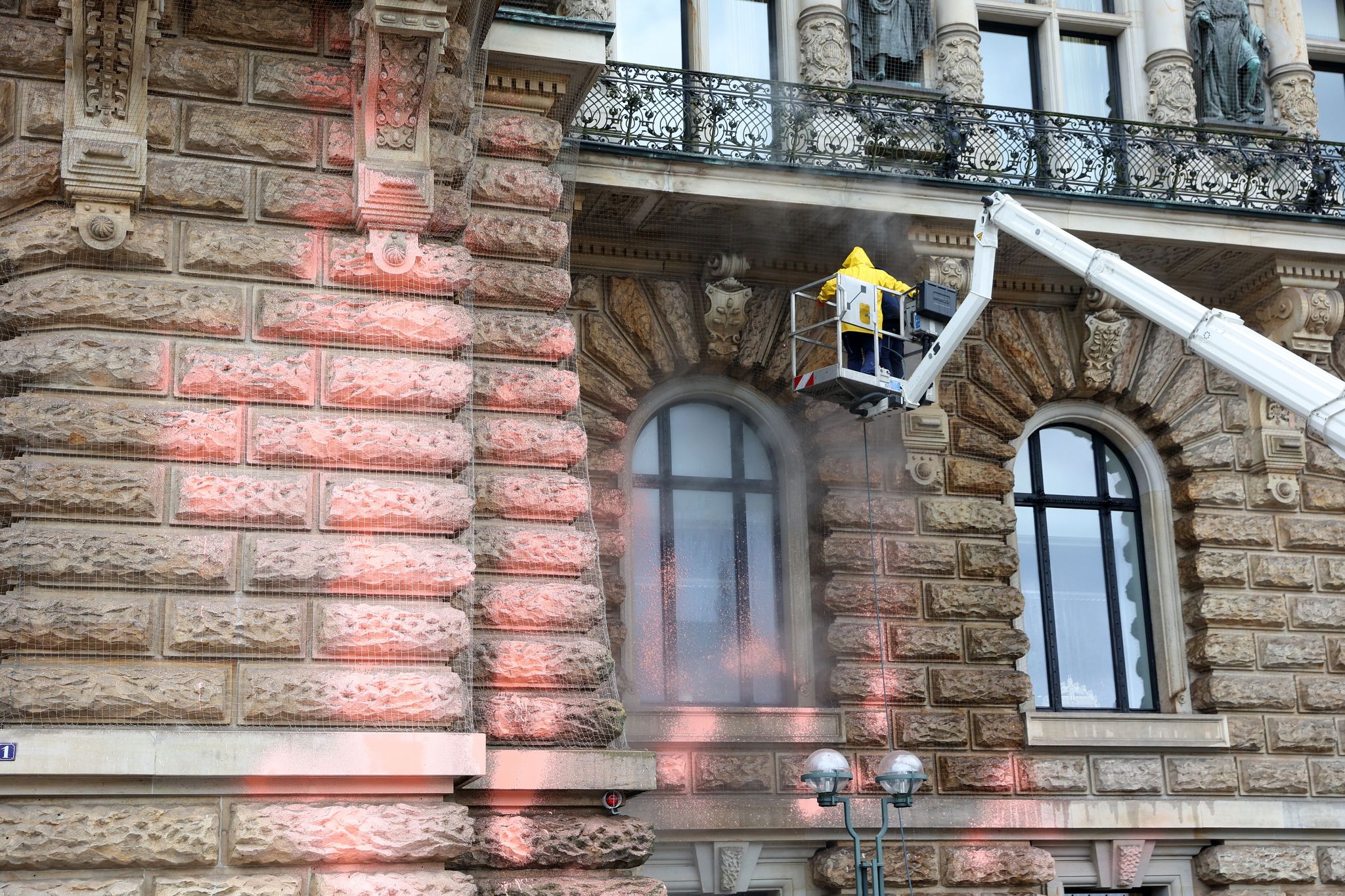 Kurz vor Charles-Besuch – Farbattacke auf Hamburger Rathaus
