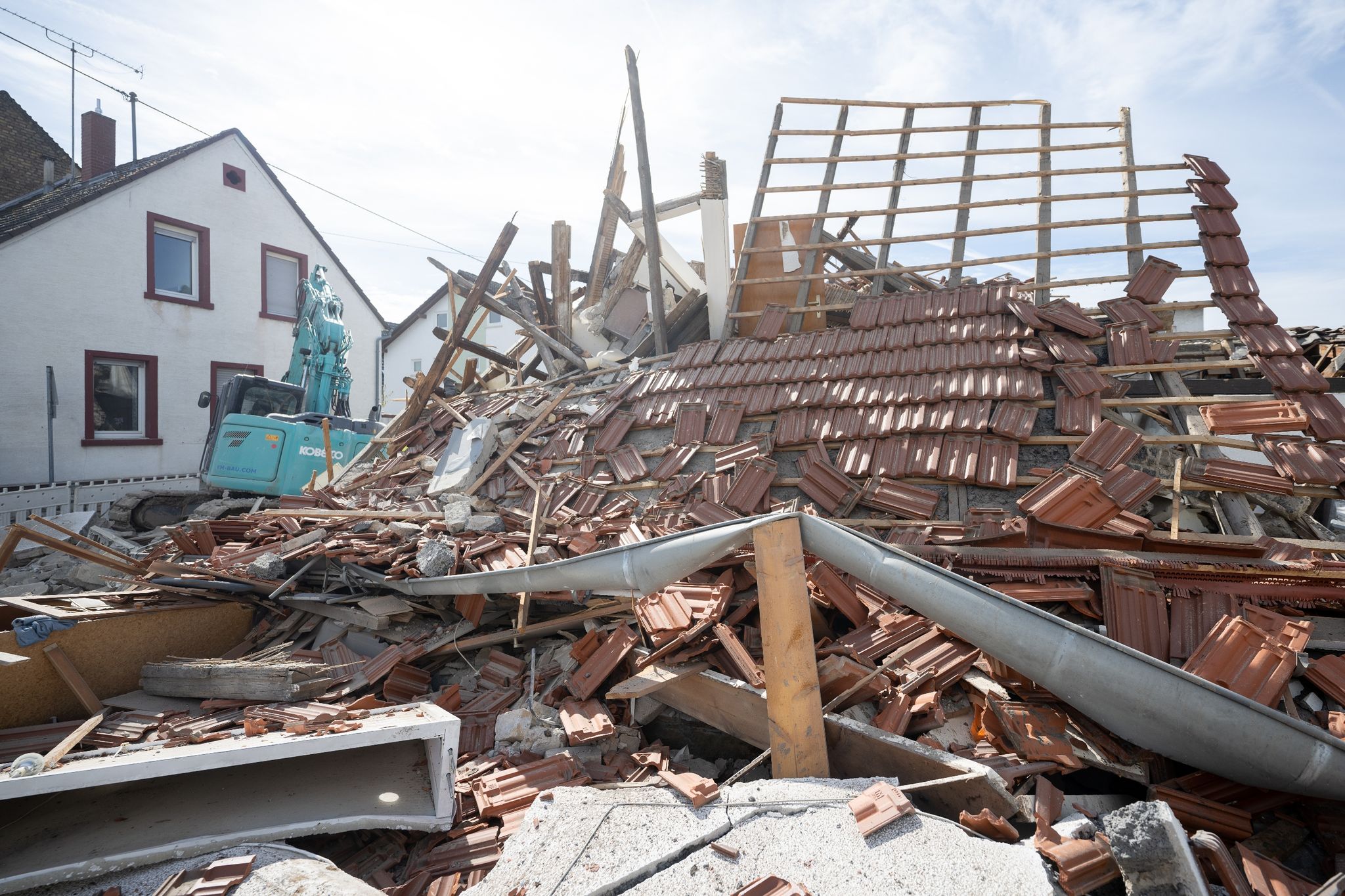 Einfamilienhaus stürzt nach Explosion ein – drei Verletzte