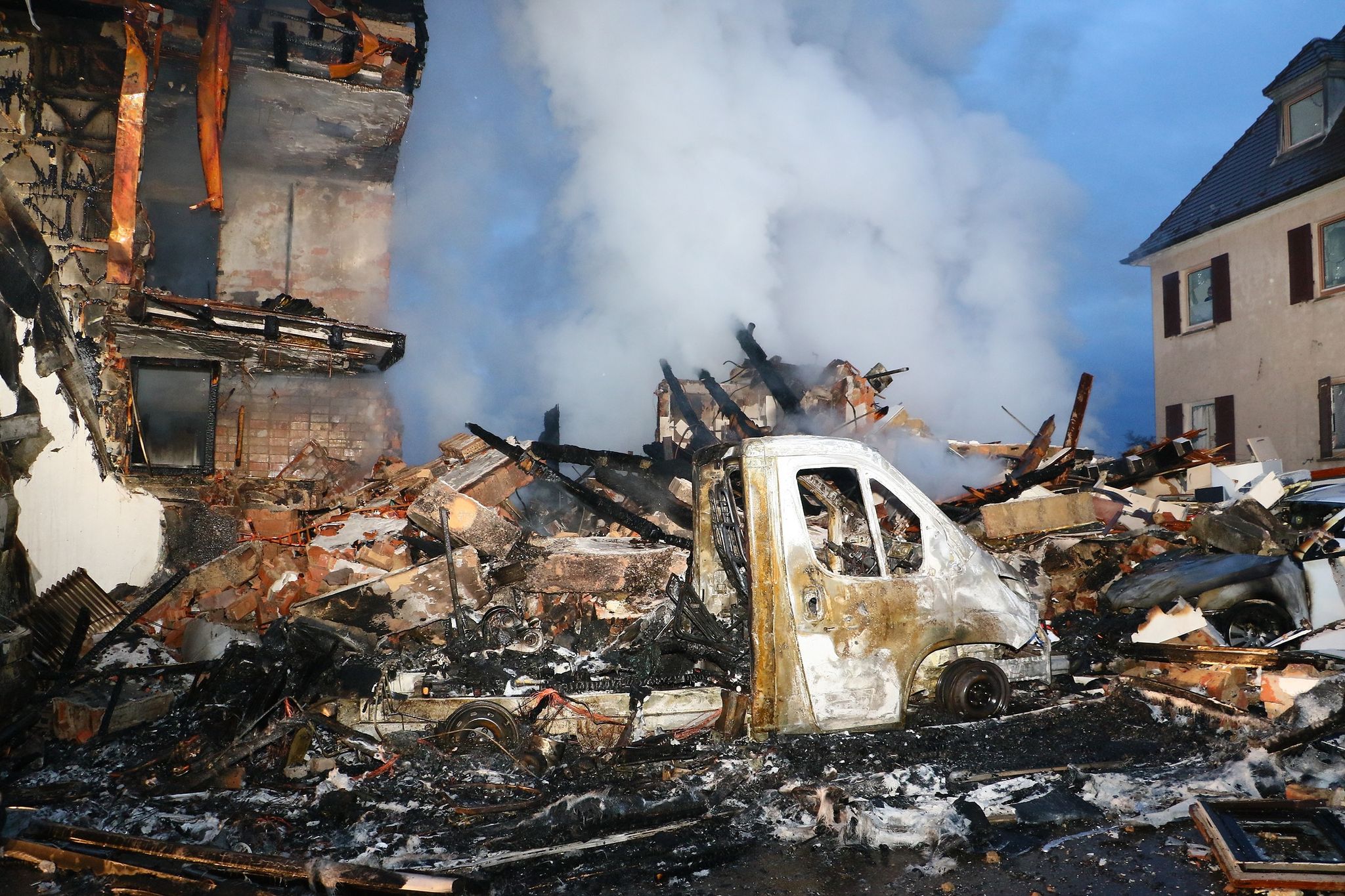 Tote nach Explosion in Stuttgarter Wohnhaus geborgen