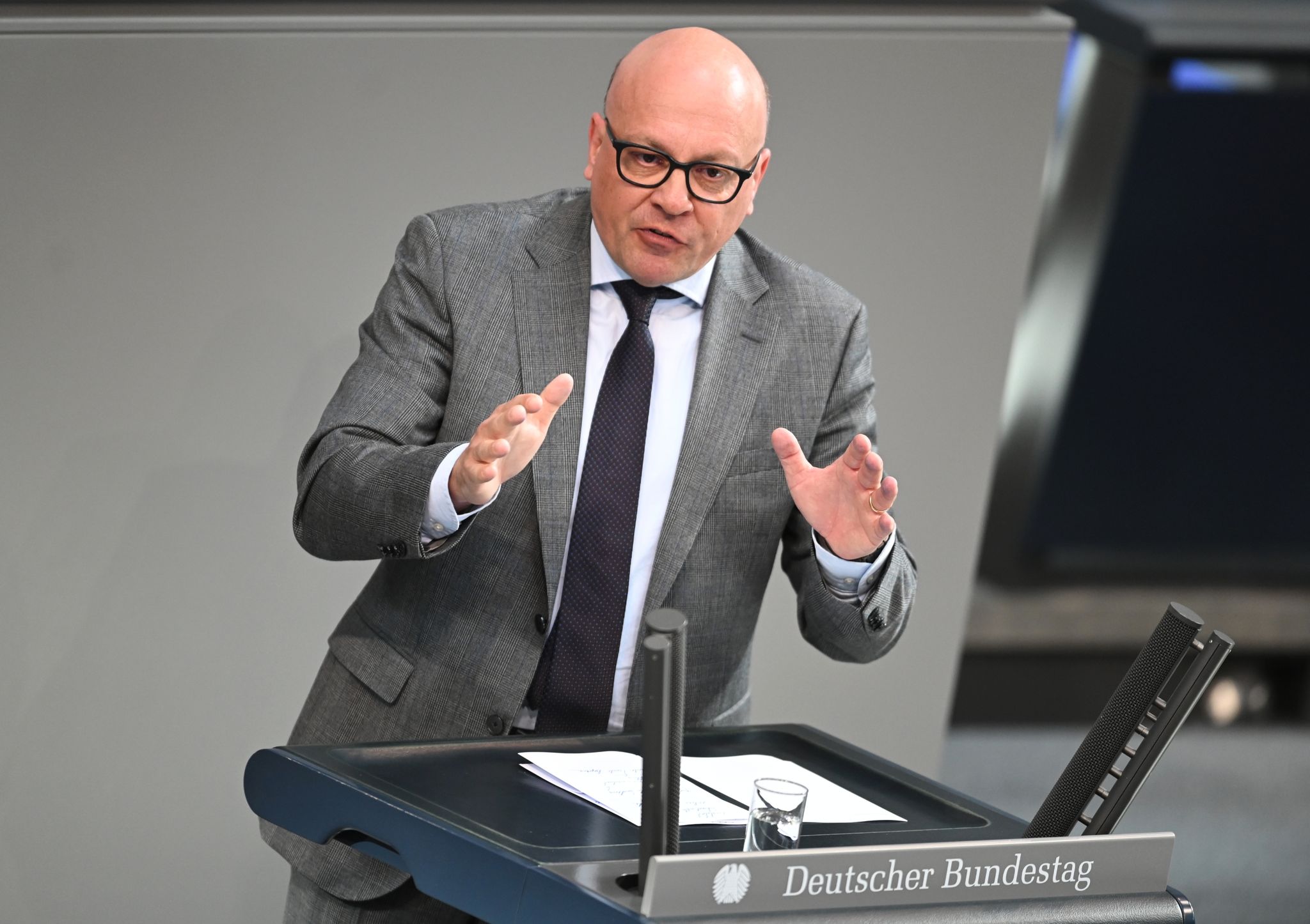 Merz bietet Zusammenarbeit bei Migrationsproblemen an