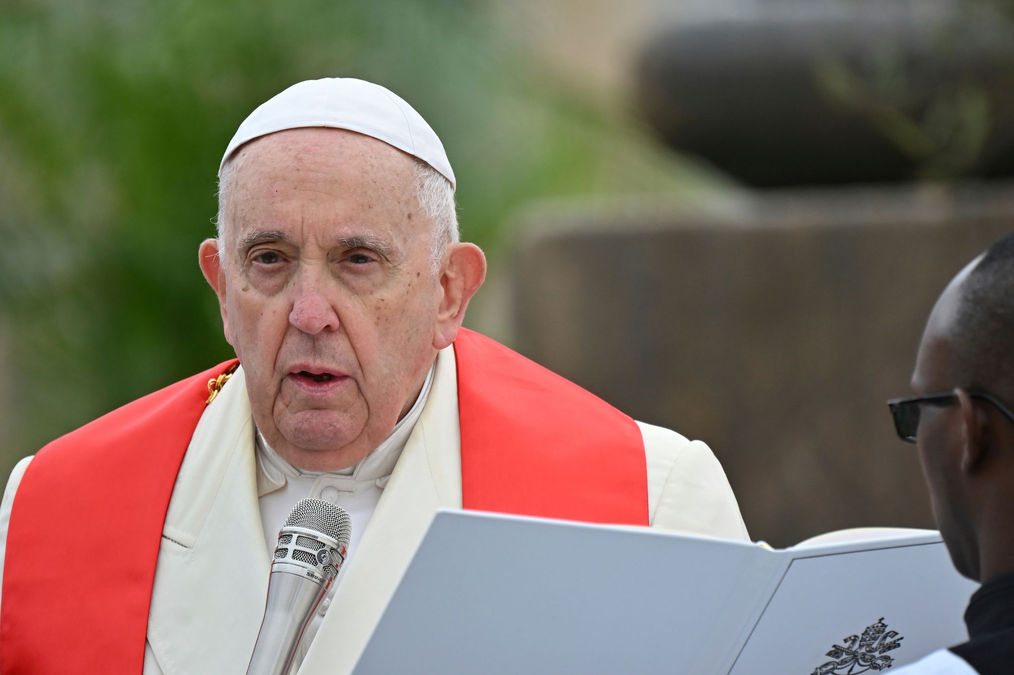 Papst Franziskus bei Karfreitagsliturgie im Petersdom