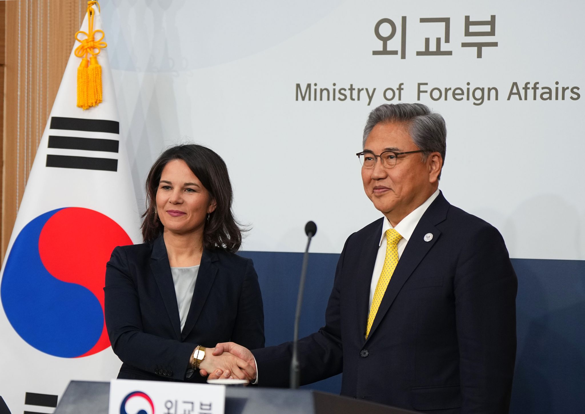 Baerbock kündigt engere Zusammenarbeit mit Südkorea an