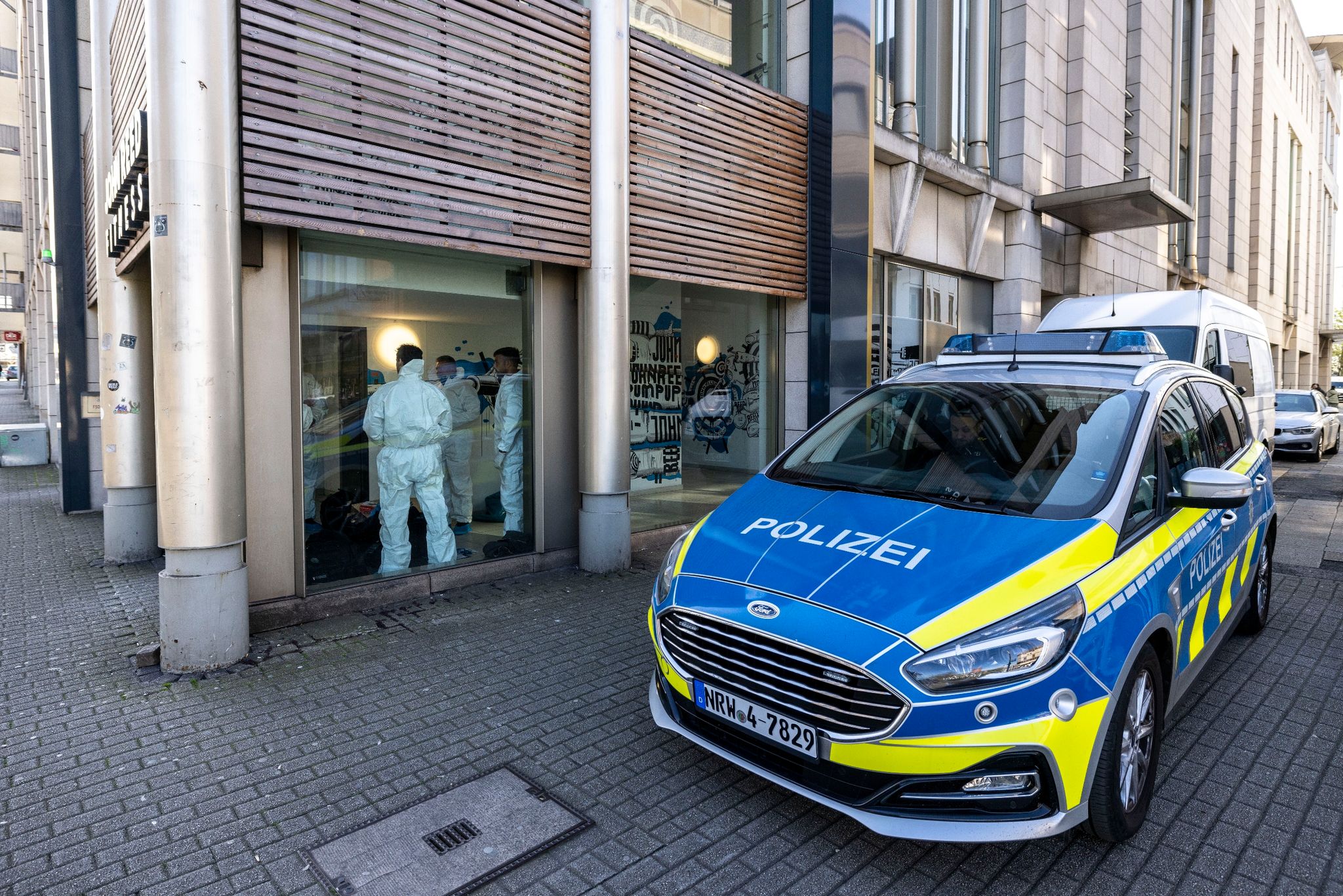 Duisburg: Polizei Fahndet Weiter Nach Angreifer - Newsflash24