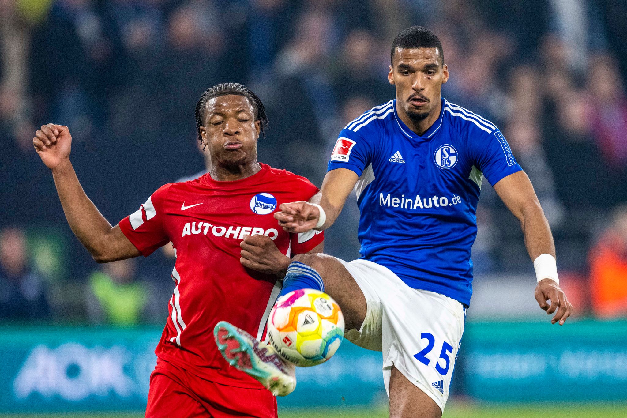 Debatten über Coach bei Hertha – Schalkes Sieg und Sorgen