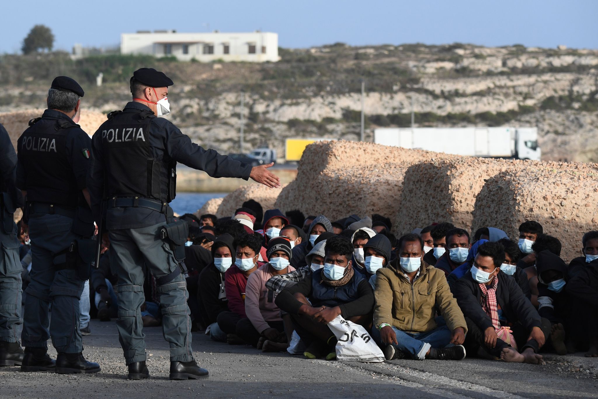 Knapp 1000 Bootsmigranten erreichen Lampedusa