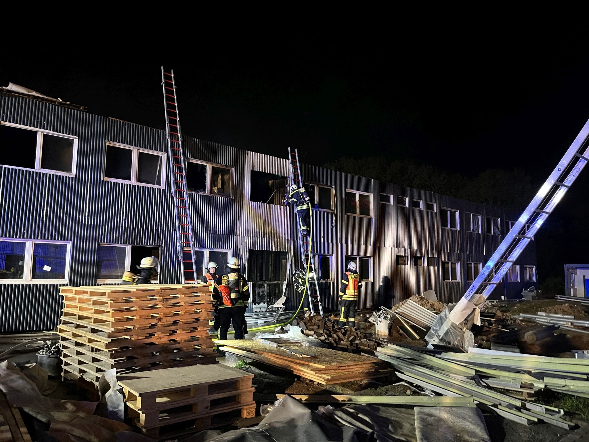 Container für Flüchtlinge mutmaßlich in Brand gesetzt