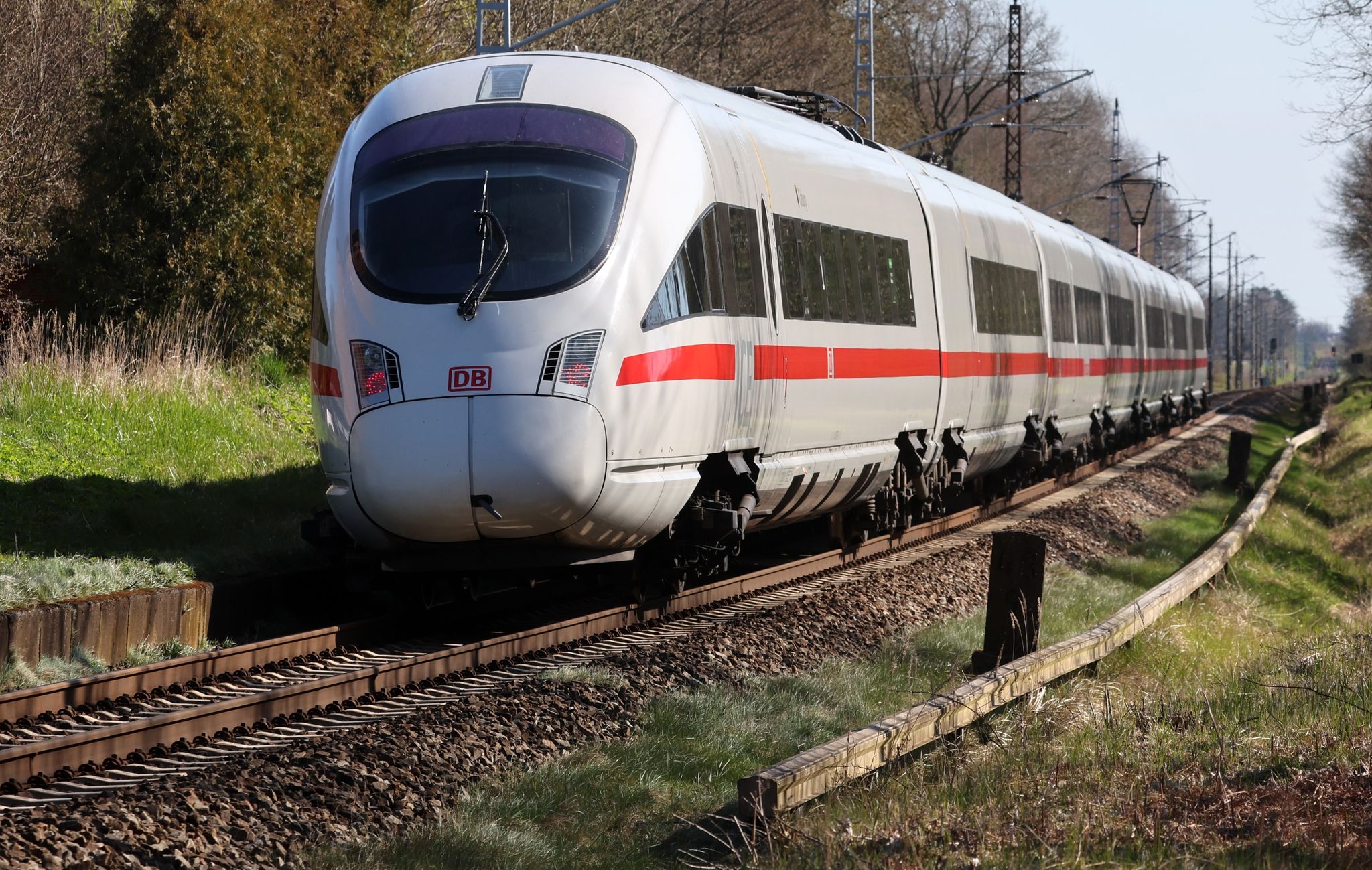 Jacke auf Oberleitung geworfen: ICE-Strecke gesperrt