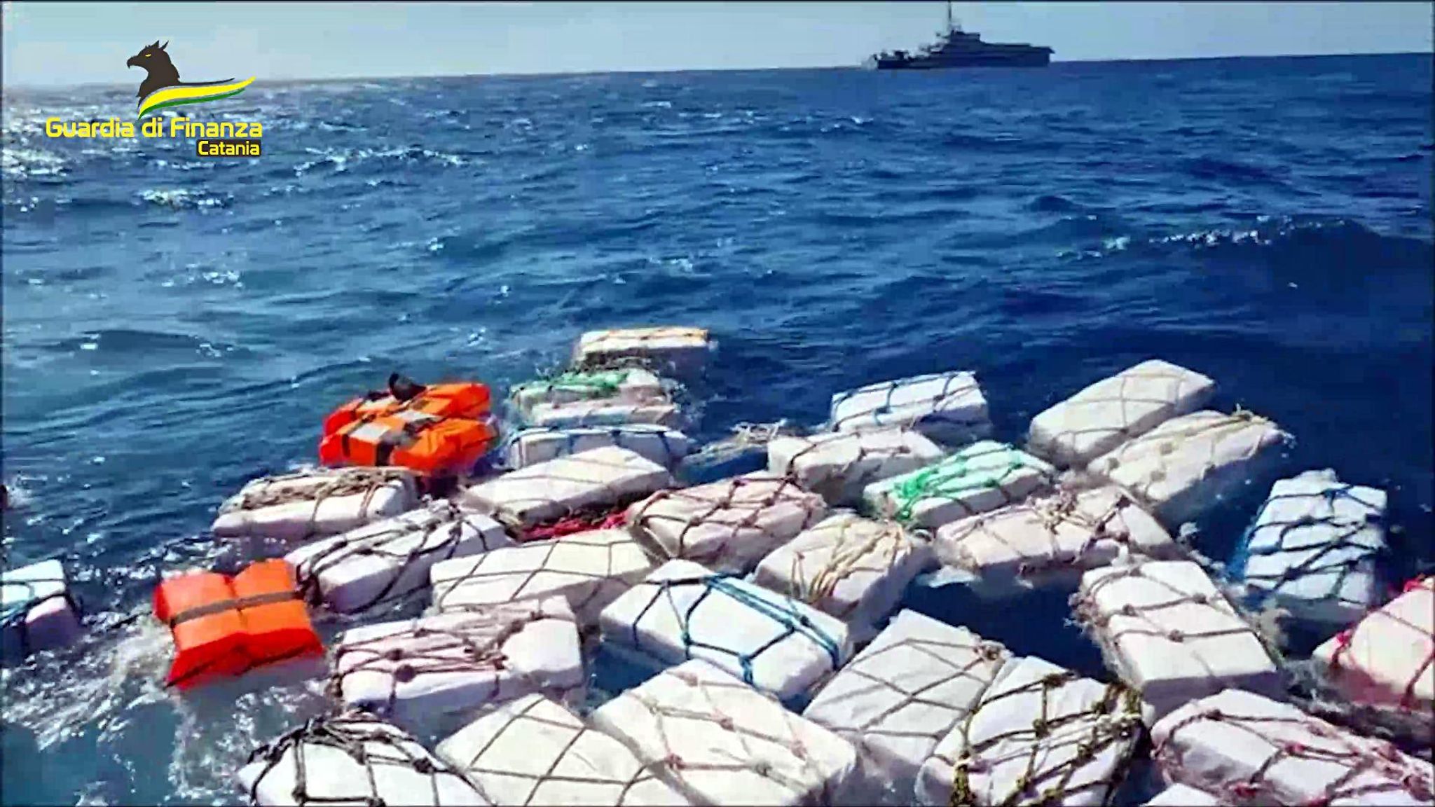 Pakete mit zwei Tonnen Kokain im Meer gefunden