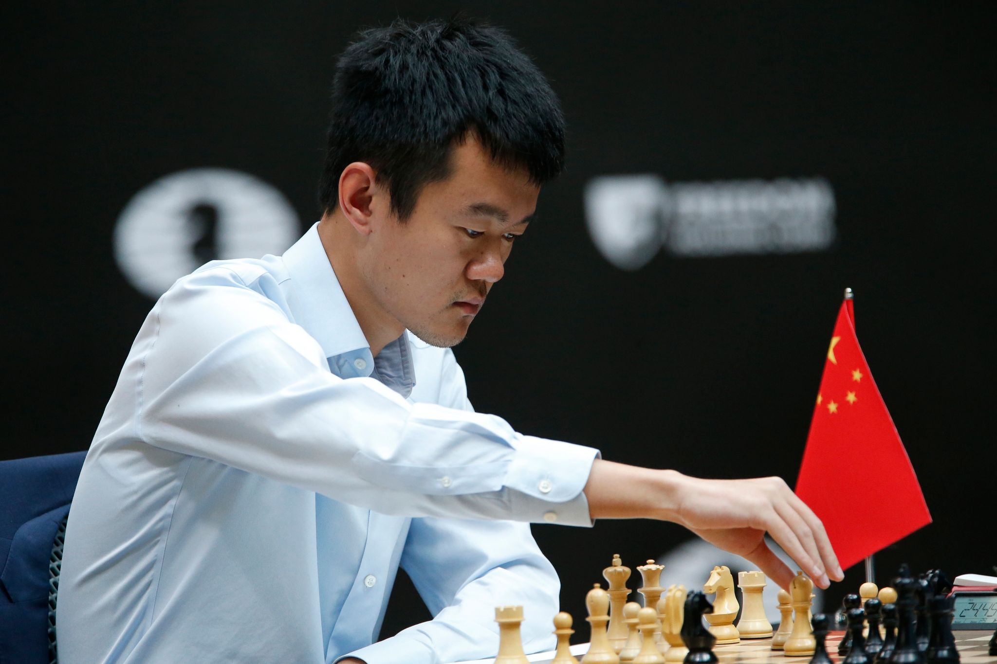Chinese Ding Schach-Weltmeister – Sieg über Nepomnjaschtschi