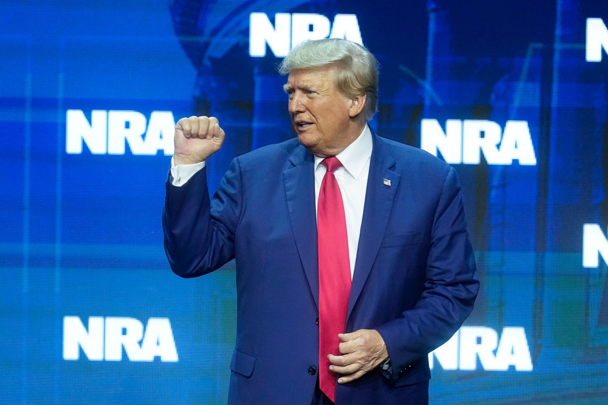 Mehr Waffen: Trump nutzt Waffenlobbytreffen für Wahlkampf