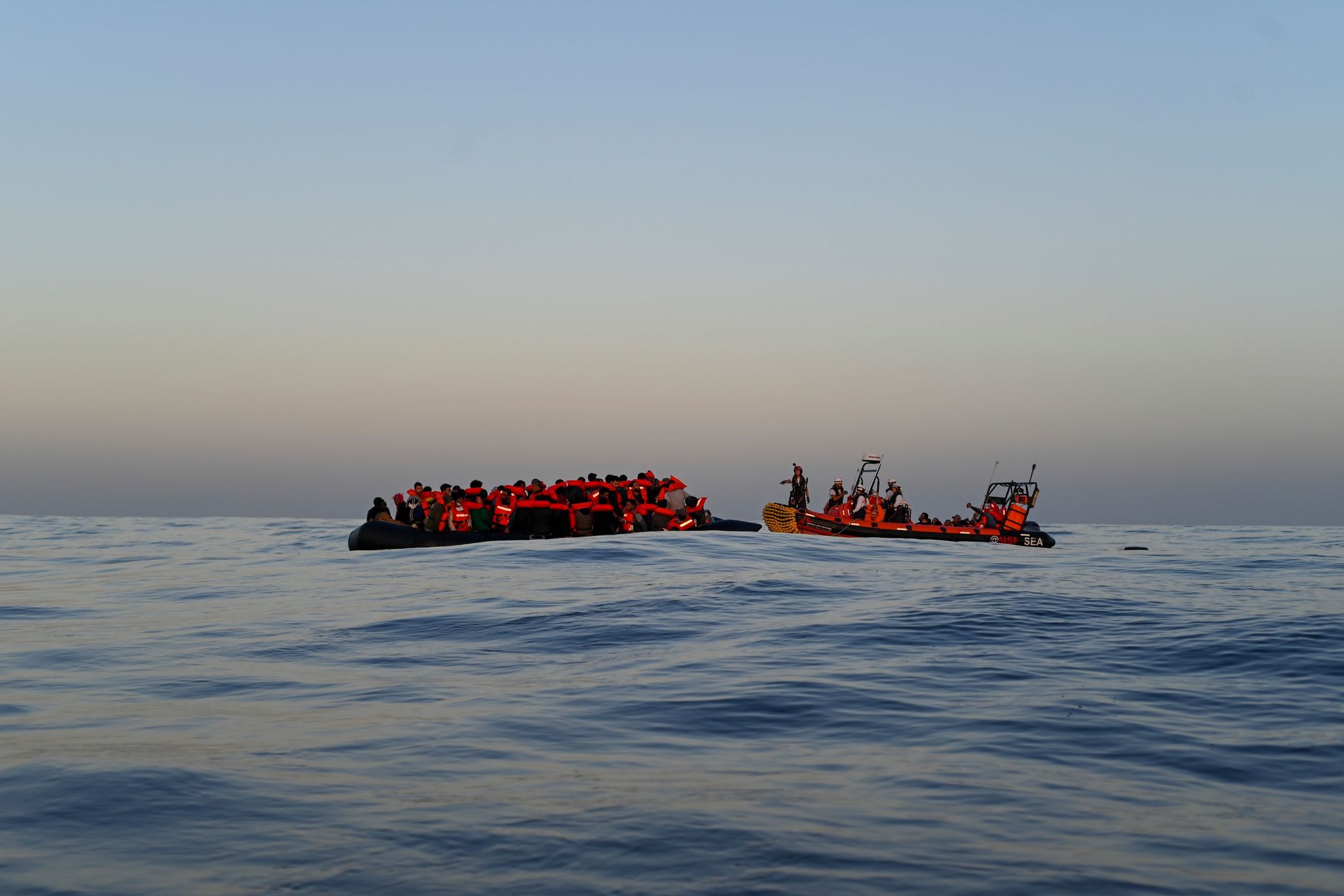 «Geo Barents» nimmt 440 Mittelmeermigranten an Bord