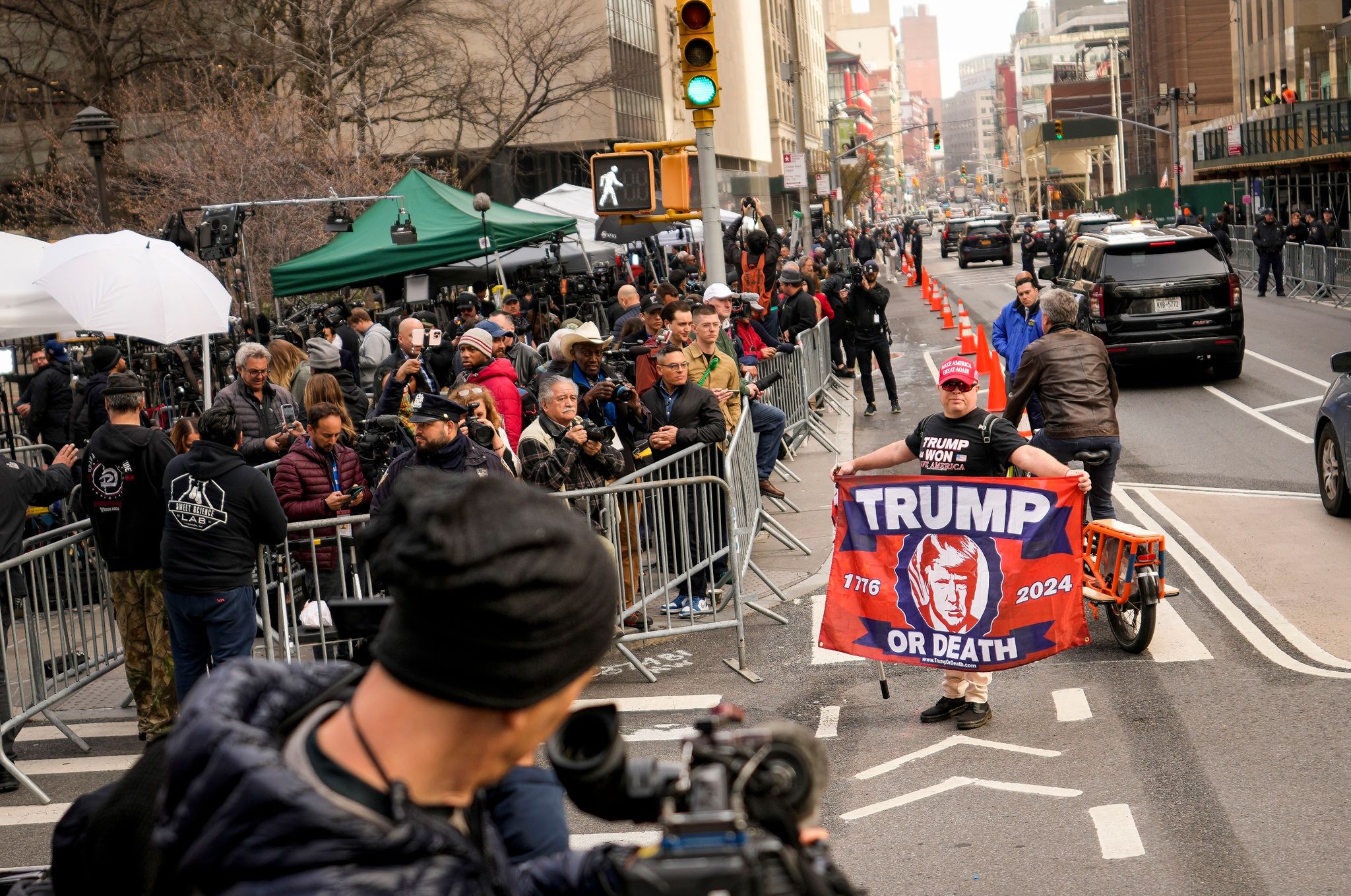 Trump-Anhänger demonstrieren vor Gerichtsgebäude in New York
