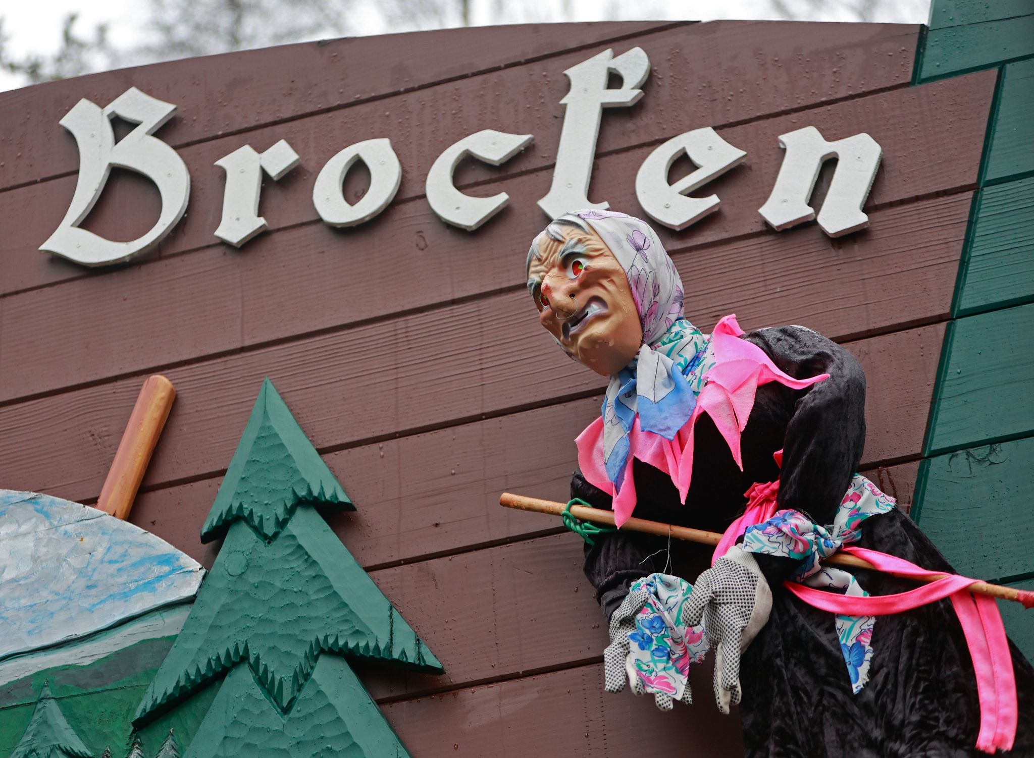 Hexen und Teufel feiern Walpurgisnacht im Harz