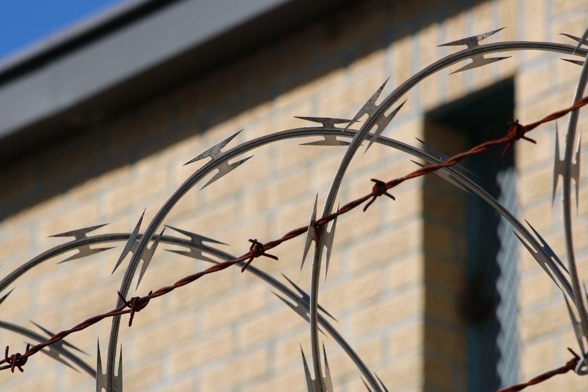 Jugendlicher Mörder begeht Selbstmord in Haftanstalt