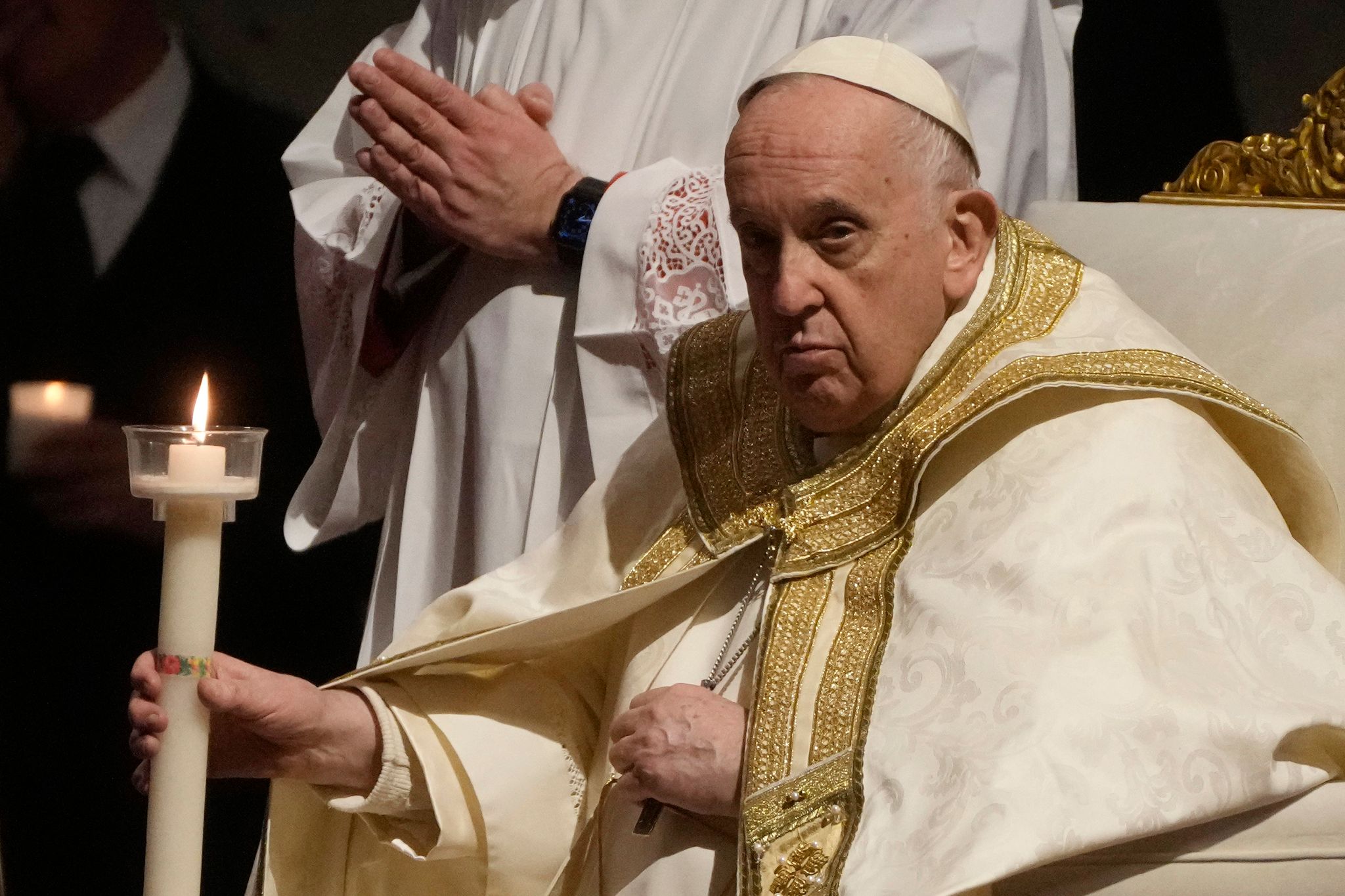 Papst zelebriert Feier der Osternacht im Petersdom
