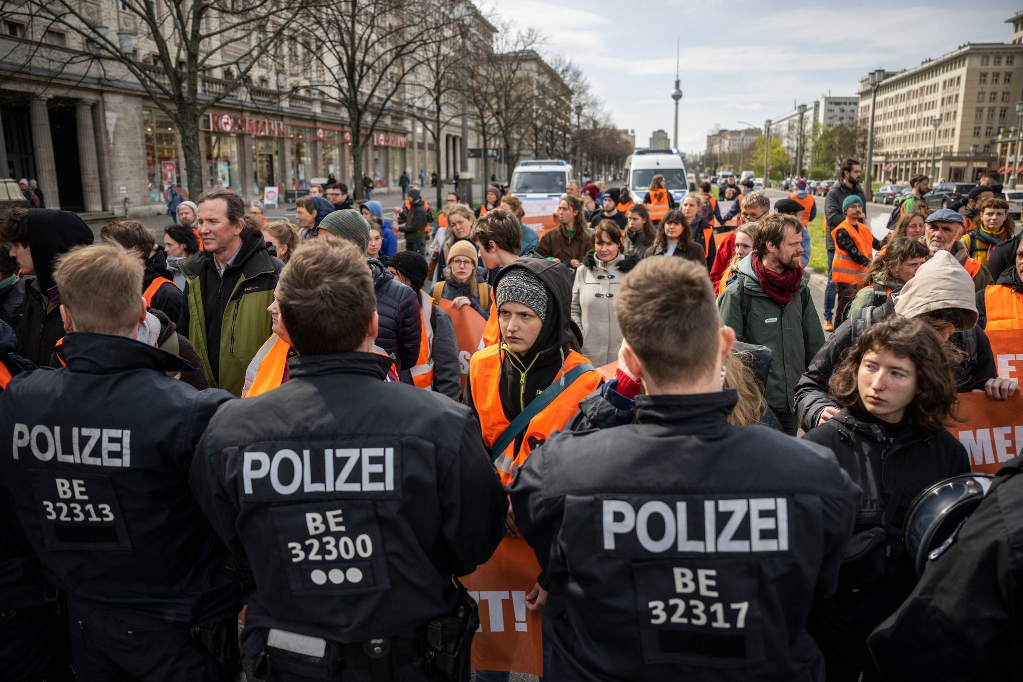 Klimaaktivisten Starten Blockaden In Berlin - Newsflash24