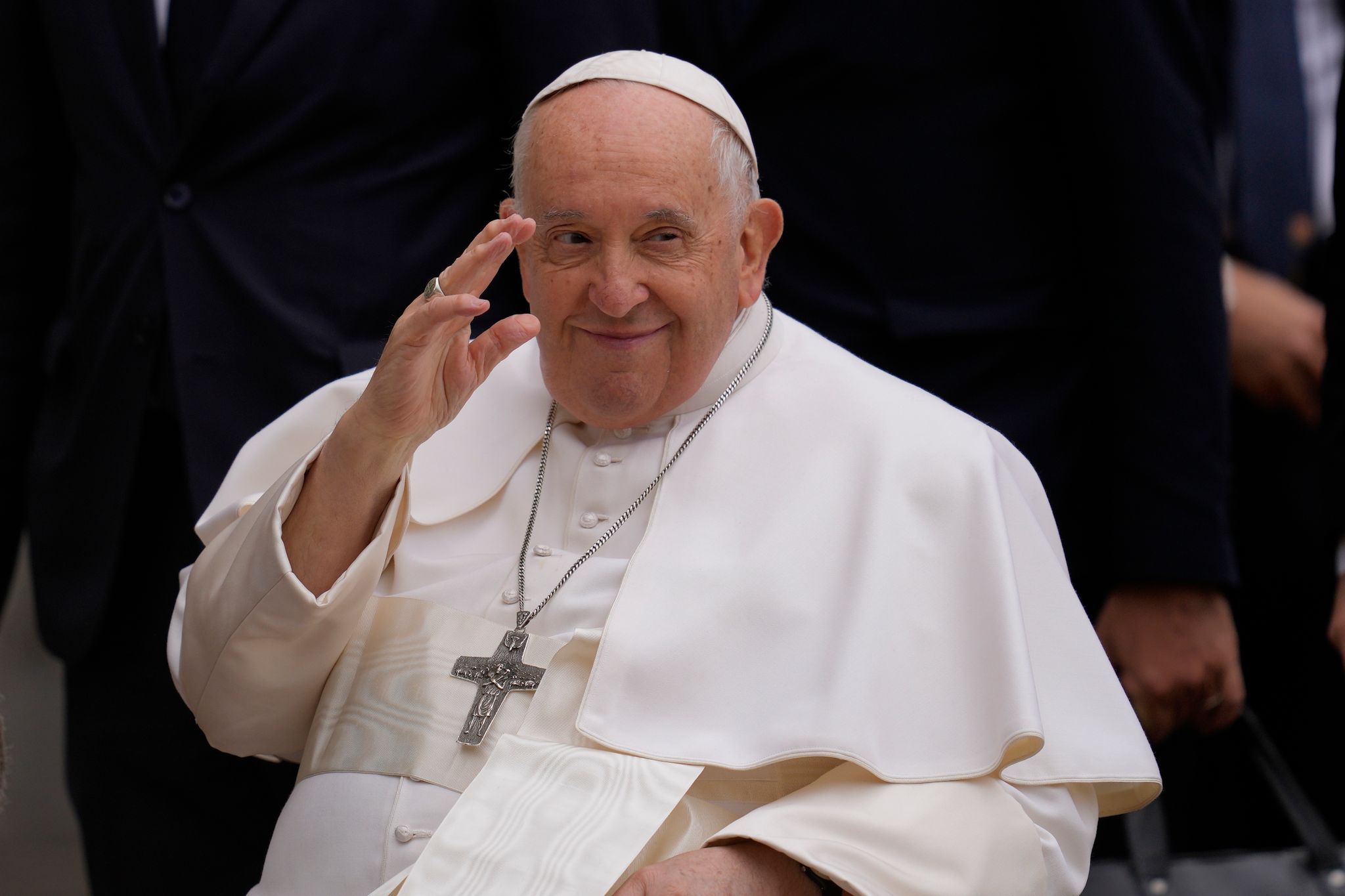 Papst trifft in Budapest Arme und Flüchtlinge