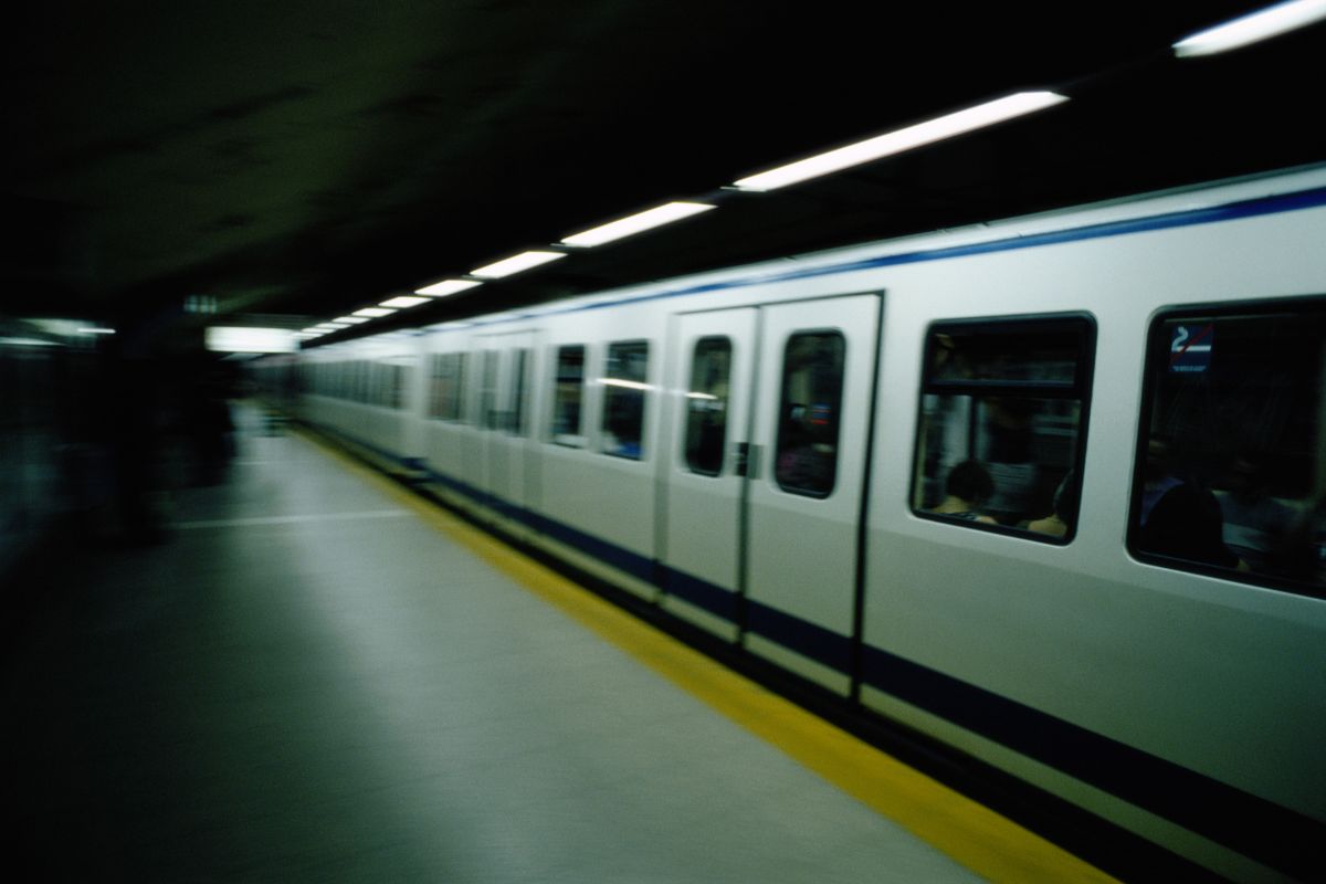 Tragödie in der U-Bahn: Frau stirbt vor den Augen von Vater und Sohn