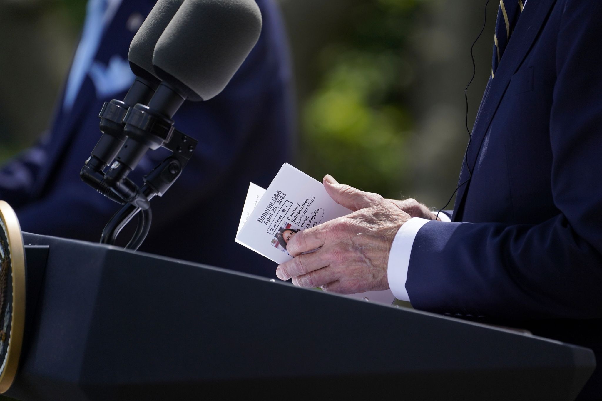 Biden erntet Kritik für Spickzettel bei Pressekonferenz