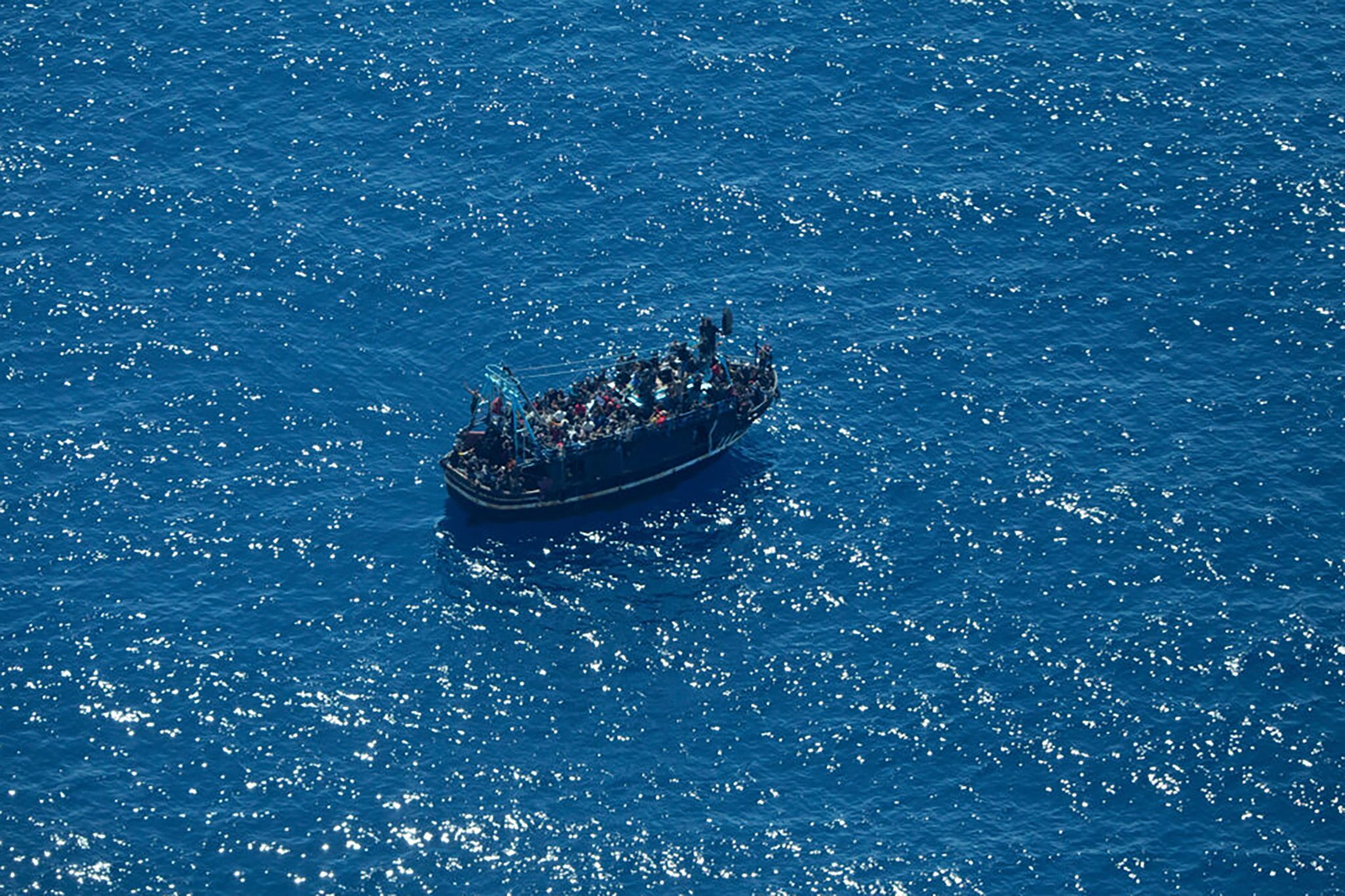 Italienische Küstenwache bringt rund 500 Migranten an Land