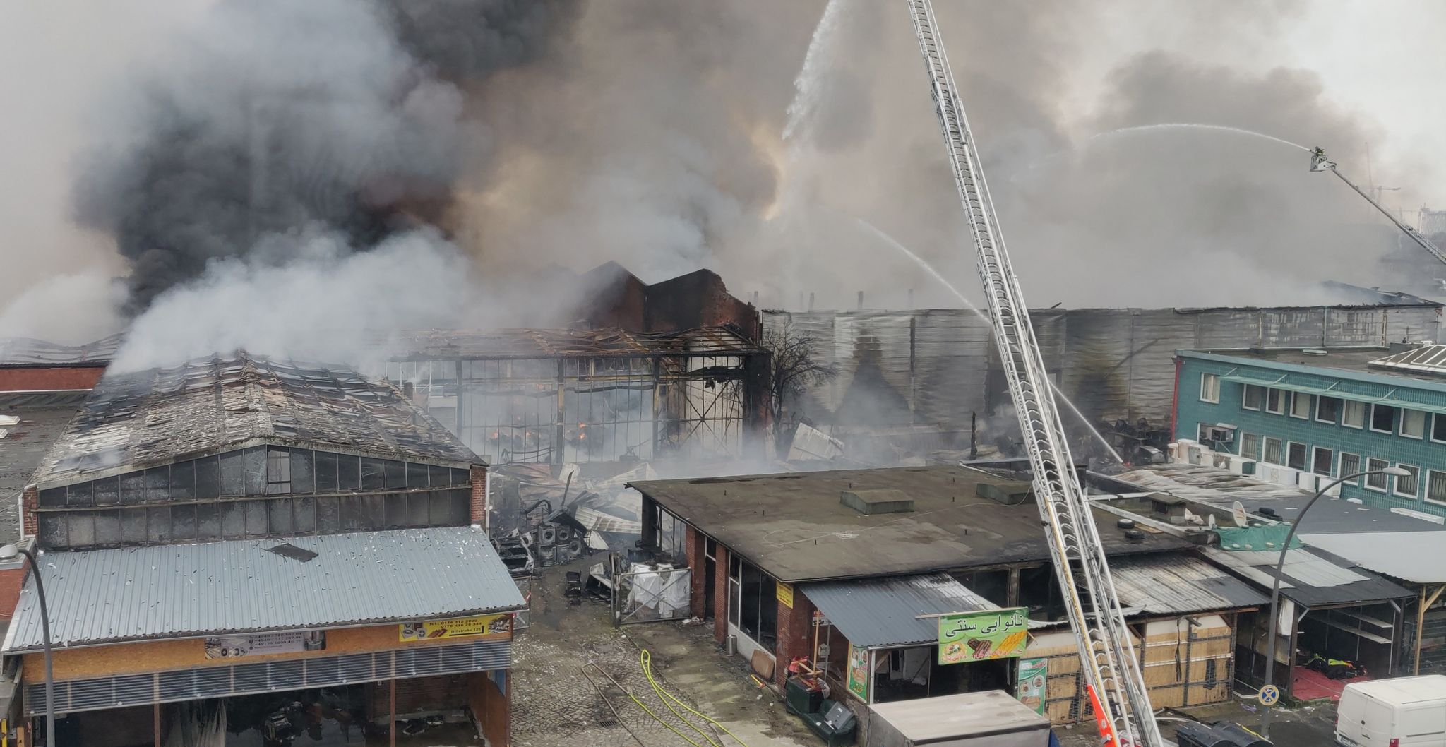 Hamburg im Rauch nach Großbrand
