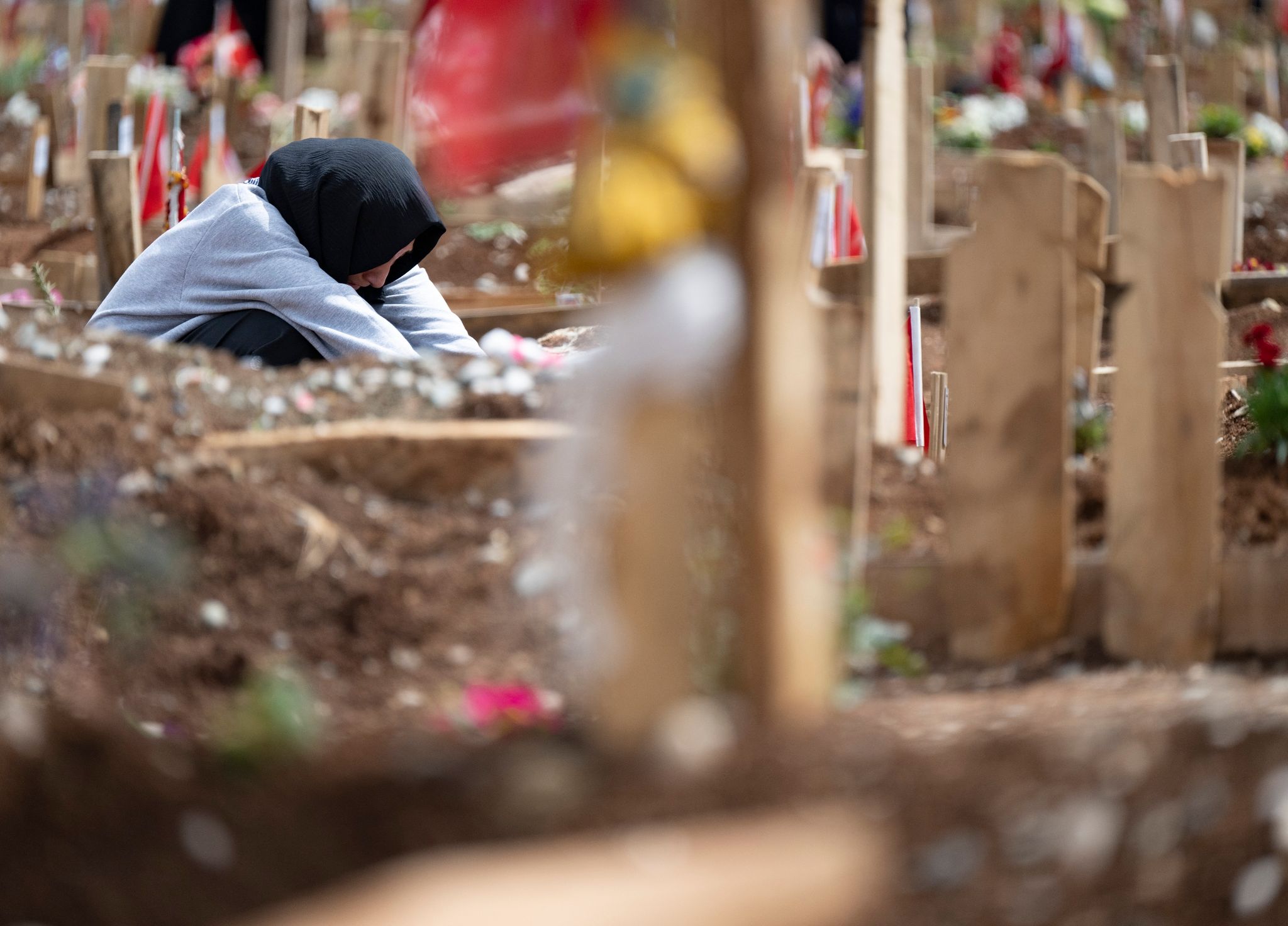 Menschen in Erdbebengebiet gedenken der Toten