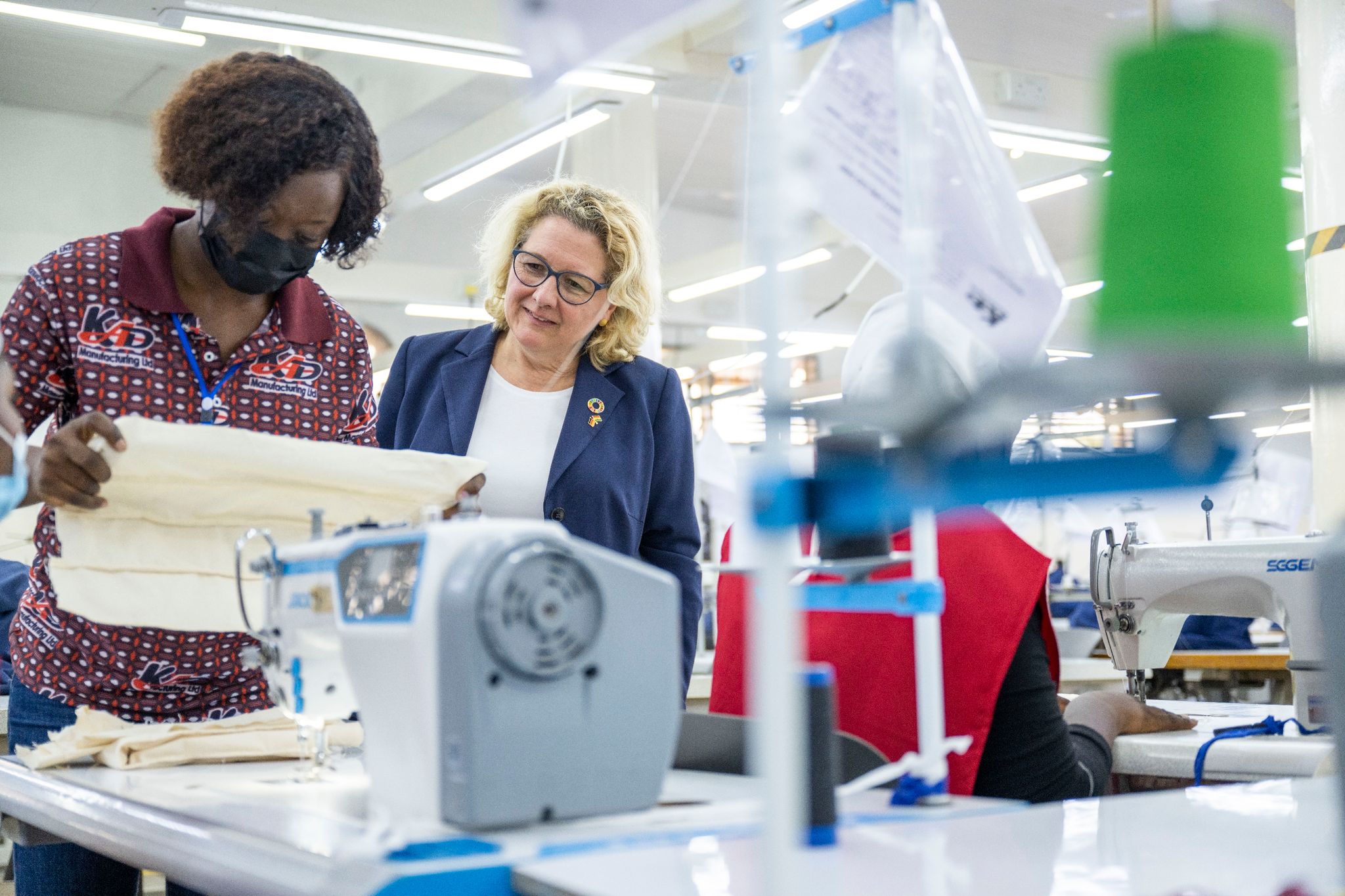 Ministerin Schulze: In Textilindustrie noch viel zu tun