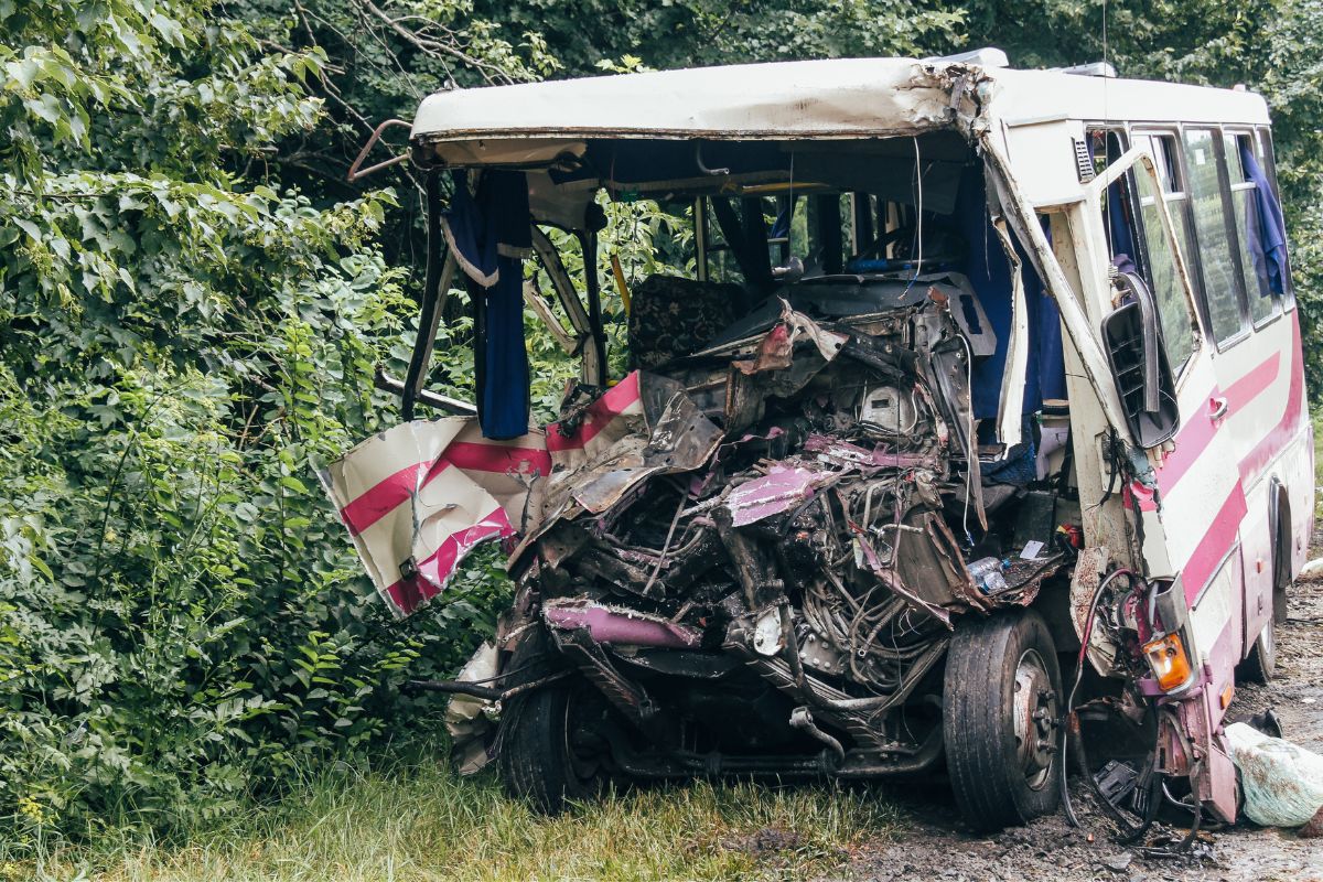 Schreckliches Unglück: Bus fällt von Brücke – Viele Tote und Verletzte