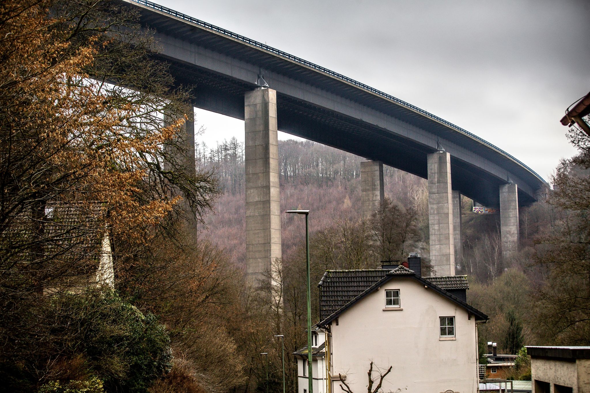 Ein Koloss ist Geschichte – Autobahnbrücke Rahmede gesprengt