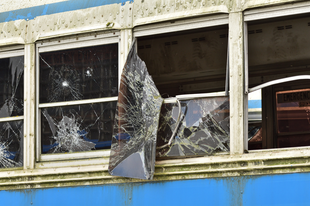 Horrorunfall: Bus kollidiert mit LKW – Viele Tote und Verletzte