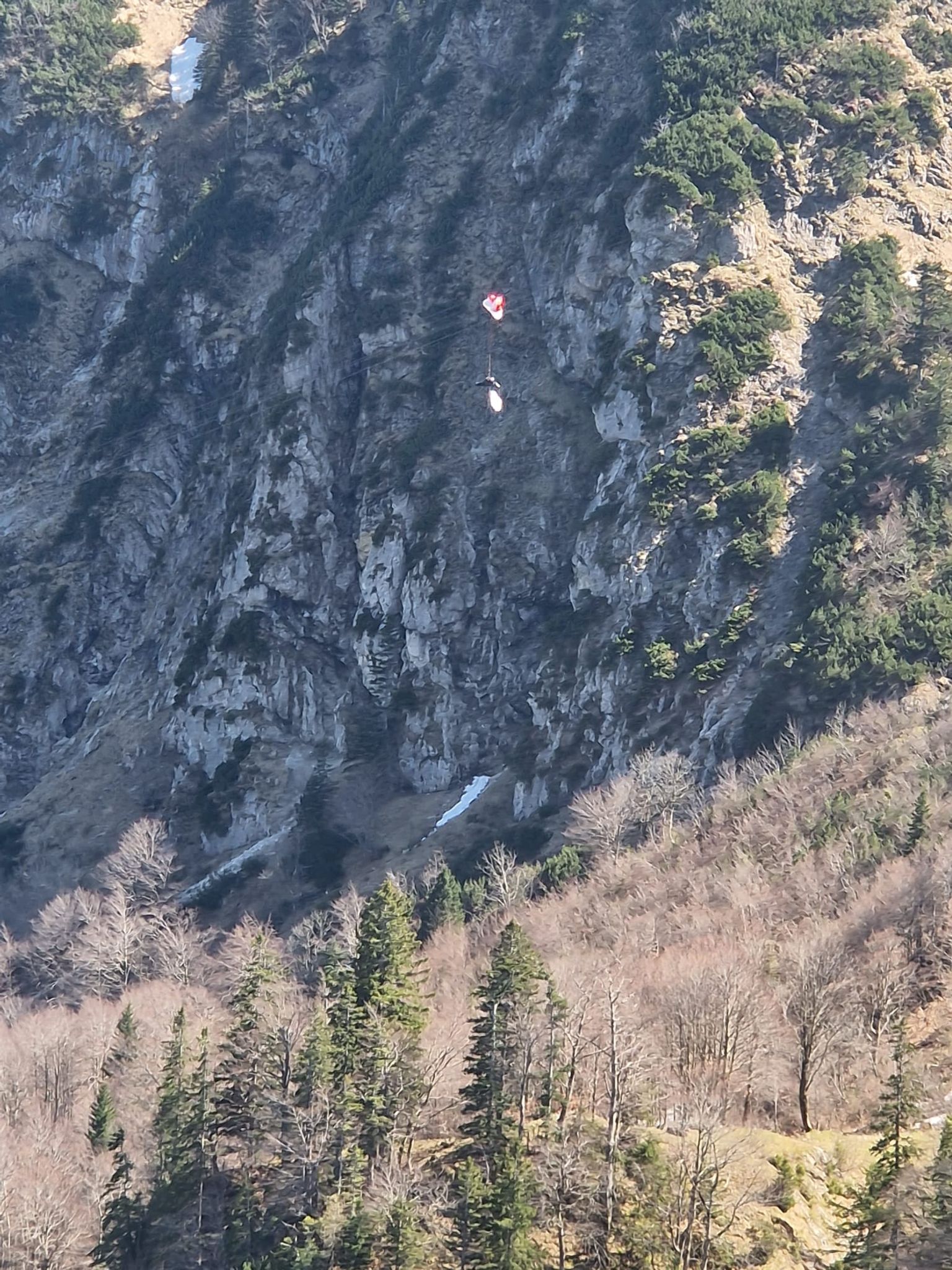 Gleitschirmflieger verfängt sich in Seilbahn