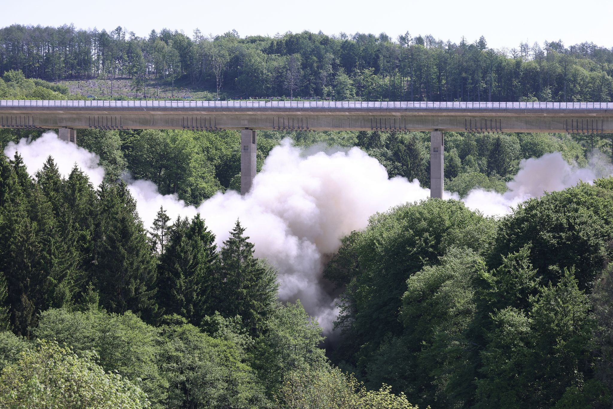 Autobahn-Talbrücke Sterbecke teilweise gesprengt