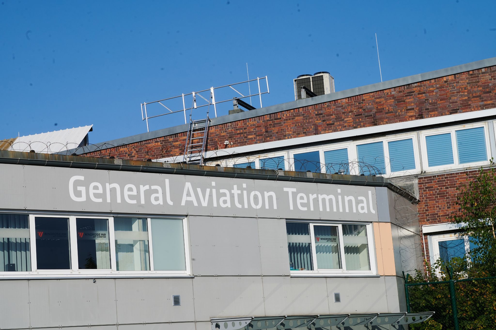 BER: Klimaaktivisten besprühen Privatjets mit Farbe